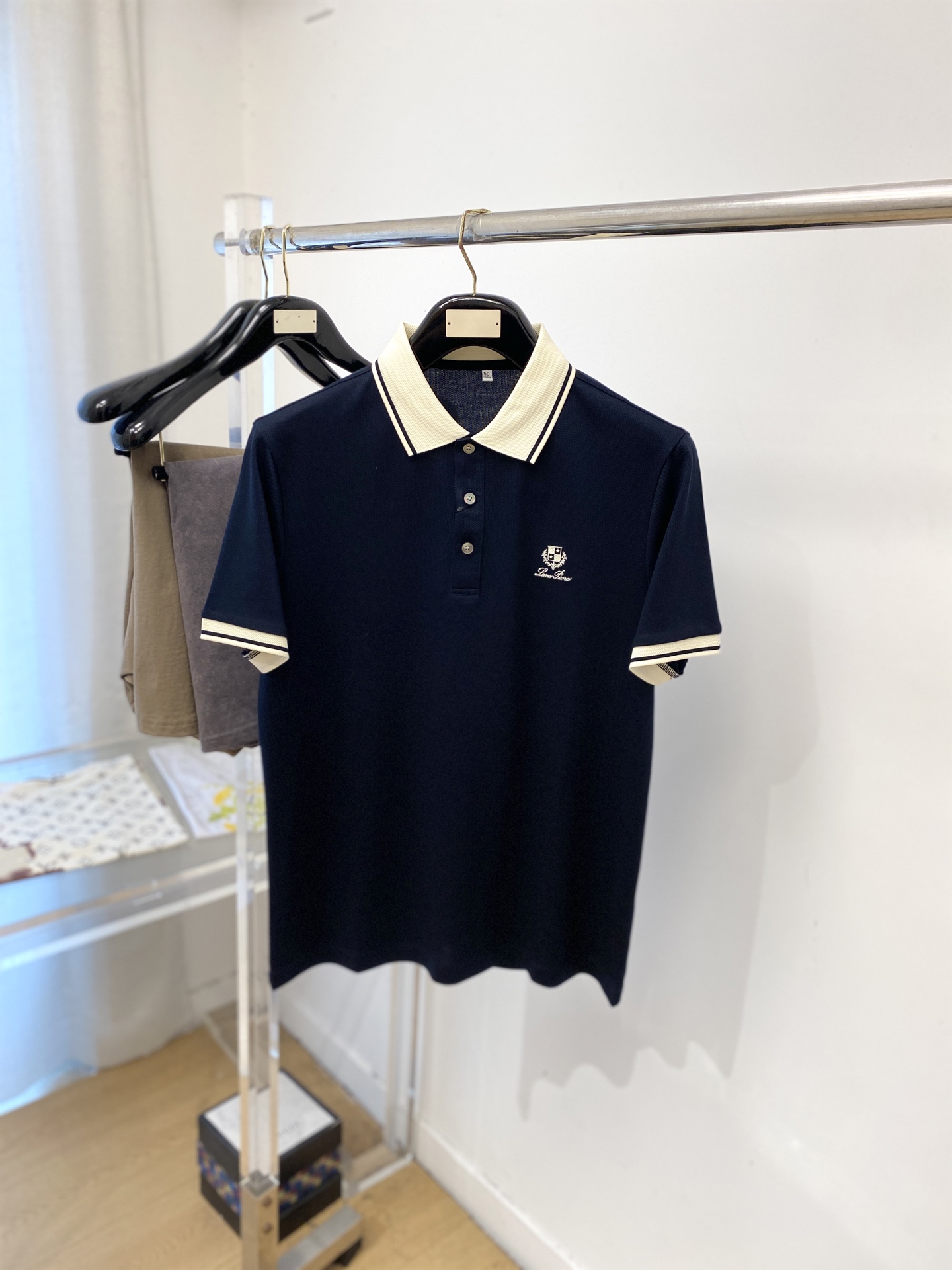 Loro Piana、2026新品短袖T恤，帅气时尚，胸前精致刺绣字母图案logo，简约百搭款。面料棉 