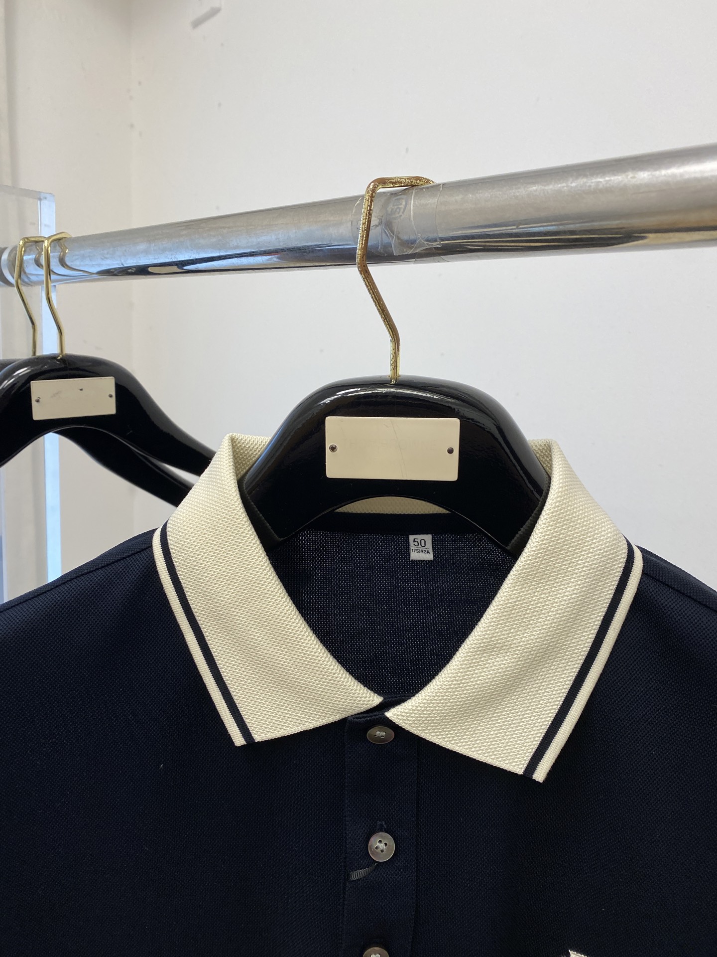 Loro Piana、2026新品短袖T恤，帅气时尚，胸前精致刺绣字母图案logo，简约百搭款。面料棉 