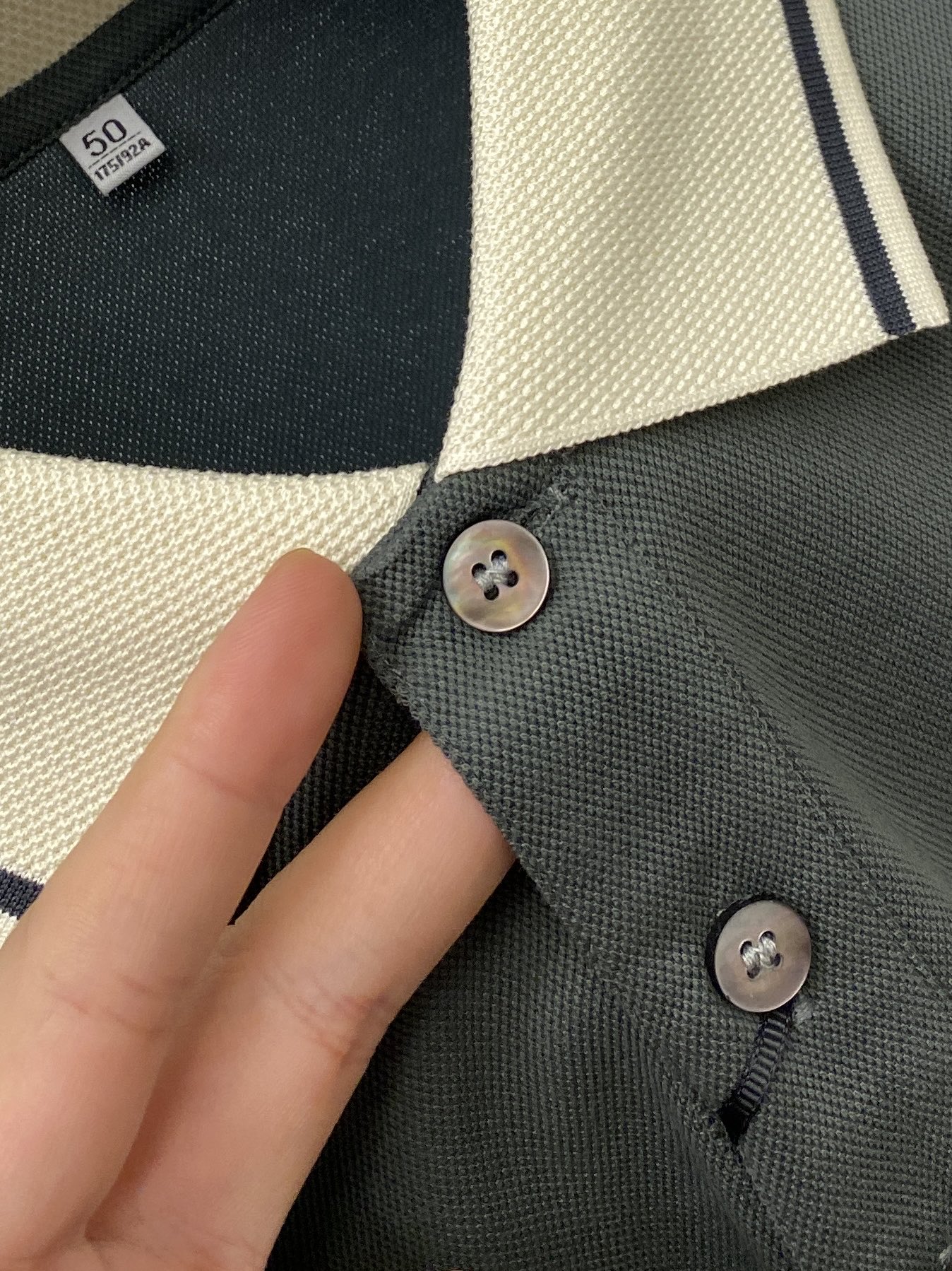Loro Piana、2026新品短袖T恤，帅气时尚，胸前精致刺绣字母图案logo，简约百搭款。面料棉 