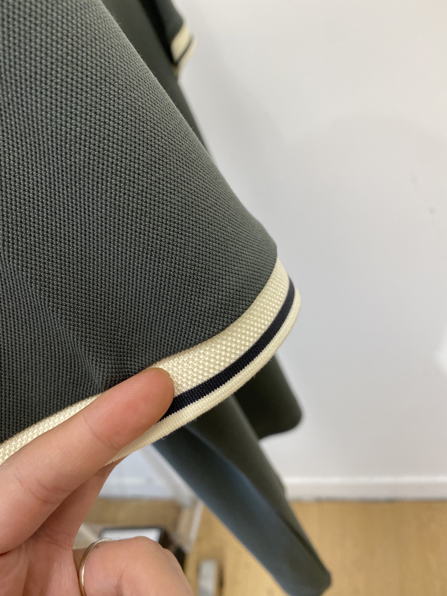 Loro Piana、2026新品短袖T恤，帅气时尚，胸前精致刺绣字母图案logo，简约百搭款。面料棉 