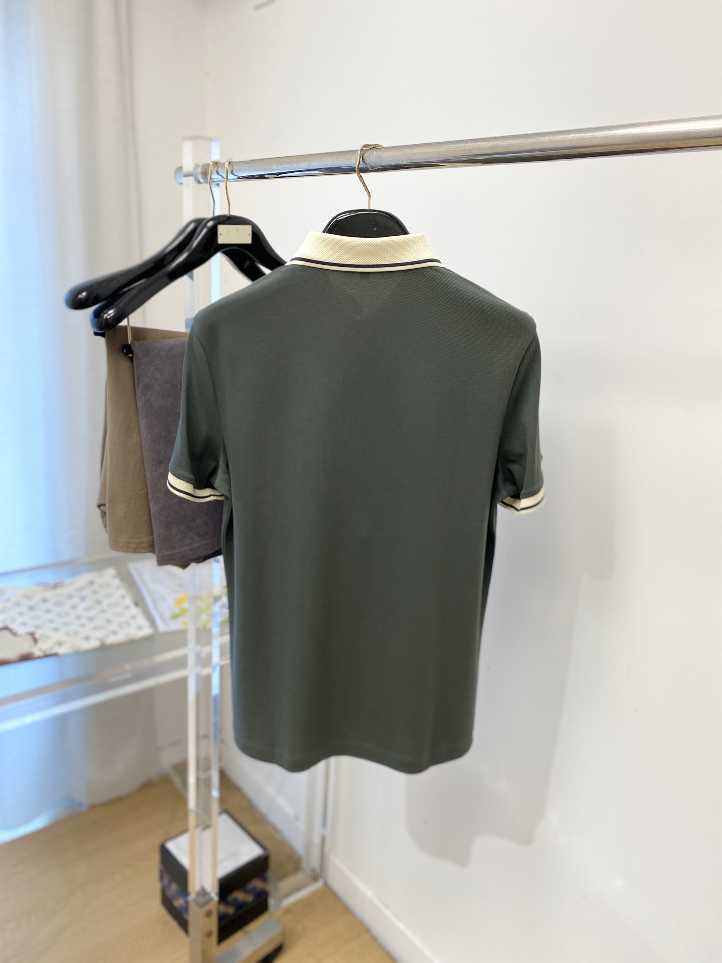 Loro Piana、2026新品短袖T恤，帅气时尚，胸前精致刺绣字母图案logo，简约百搭款。面料棉 