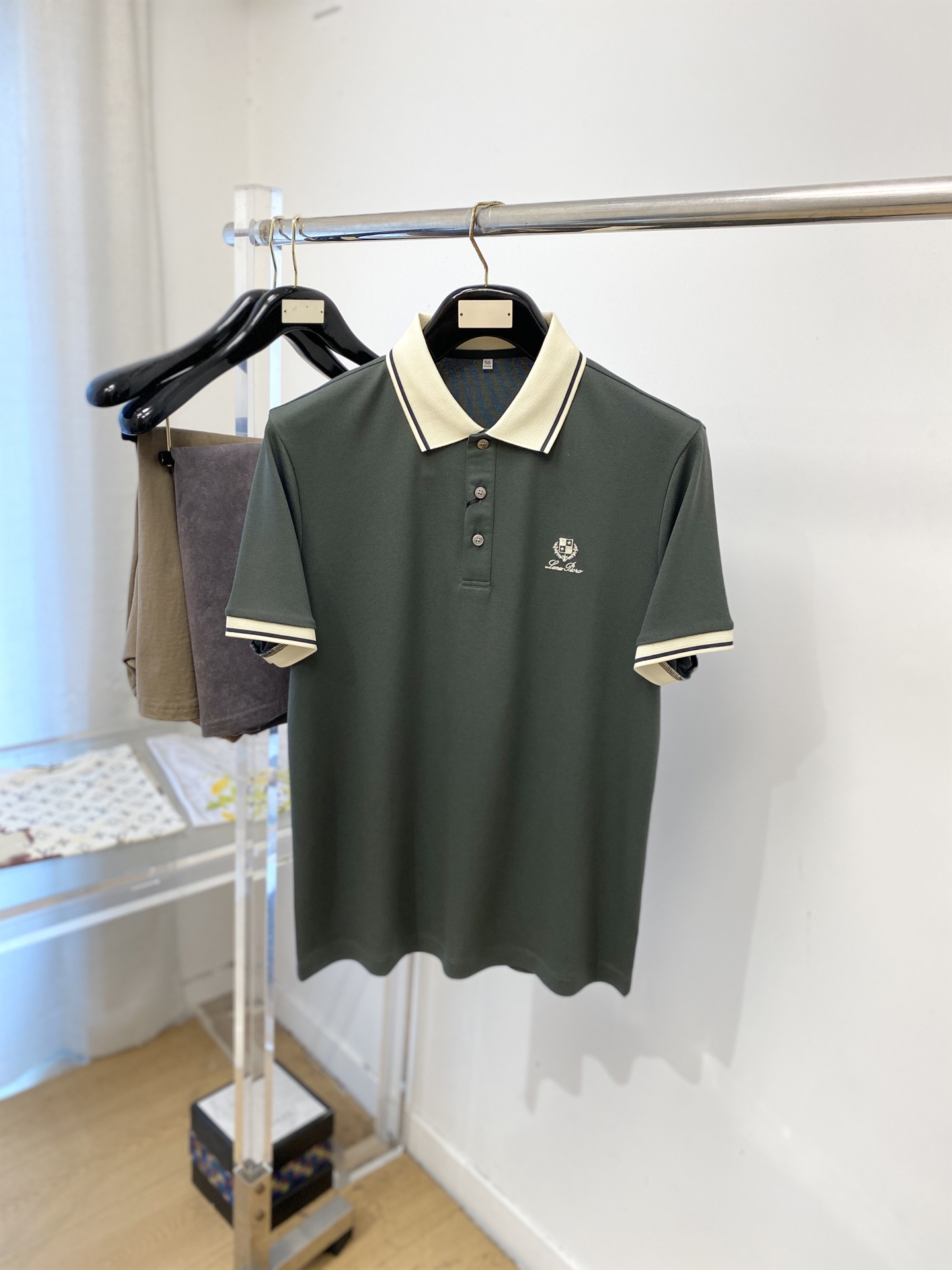 Loro Piana、2026新品短袖T恤，帅气时尚，胸前精致刺绣字母图案logo，简约百搭款。面料棉 