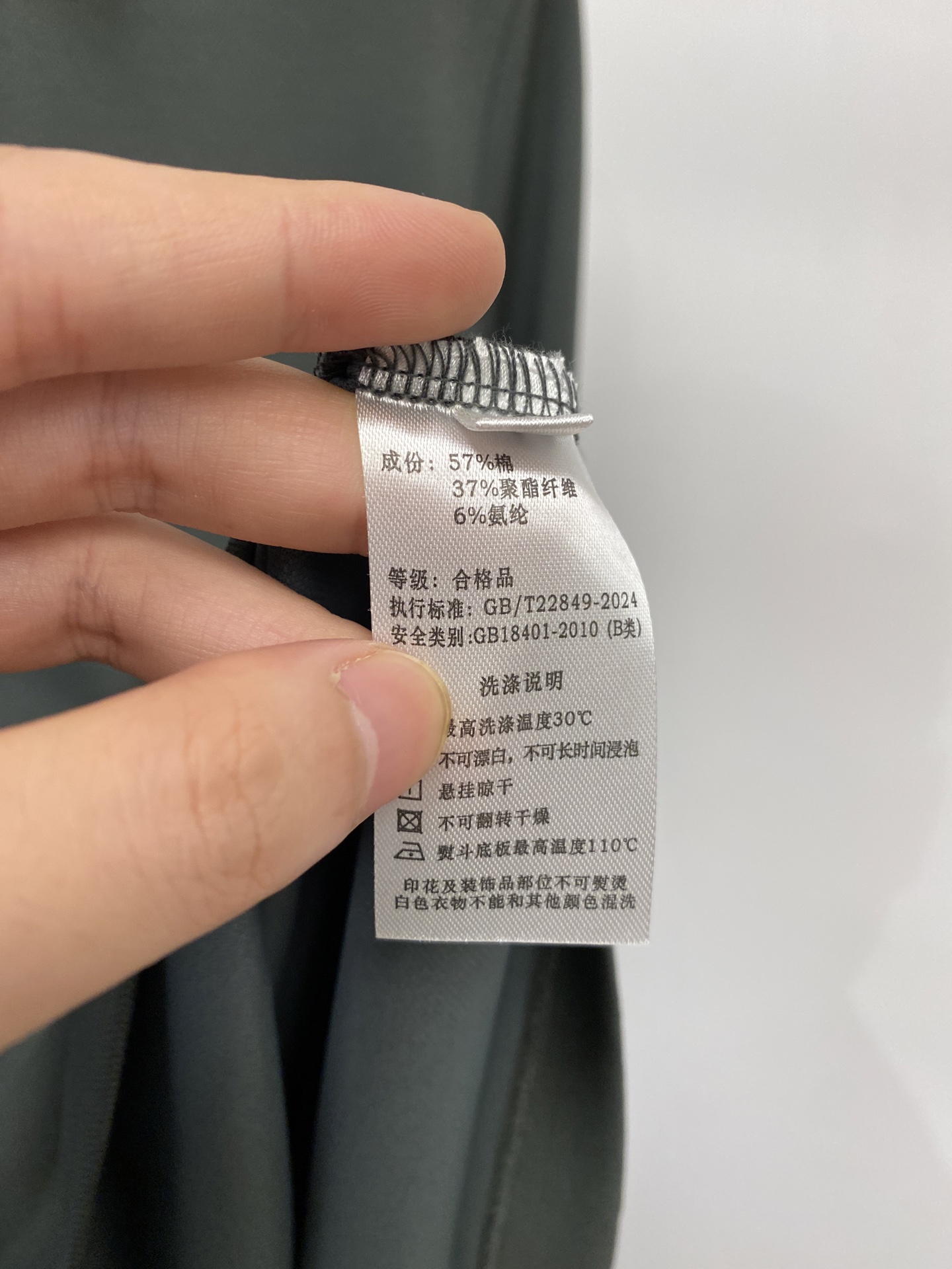 Loro Piana、2026新品短袖T恤，帅气时尚，胸前精致刺绣字母图案logo，简约百搭款。面料棉 