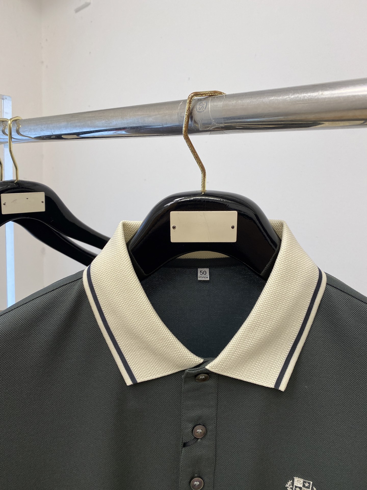 Loro Piana、2026新品短袖T恤，帅气时尚，胸前精致刺绣字母图案logo，简约百搭款。面料棉 