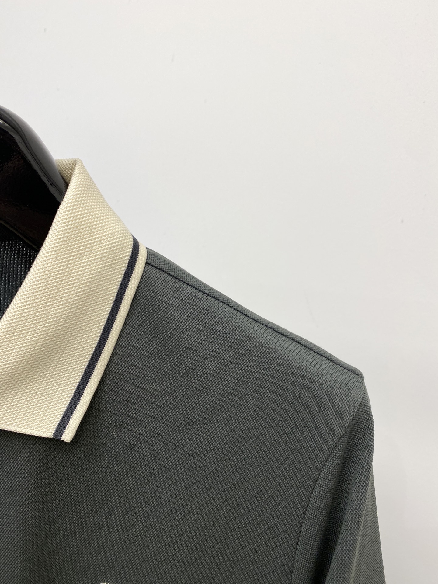 Loro Piana、2026新品短袖T恤，帅气时尚，胸前精致刺绣字母图案logo，简约百搭款。面料棉 