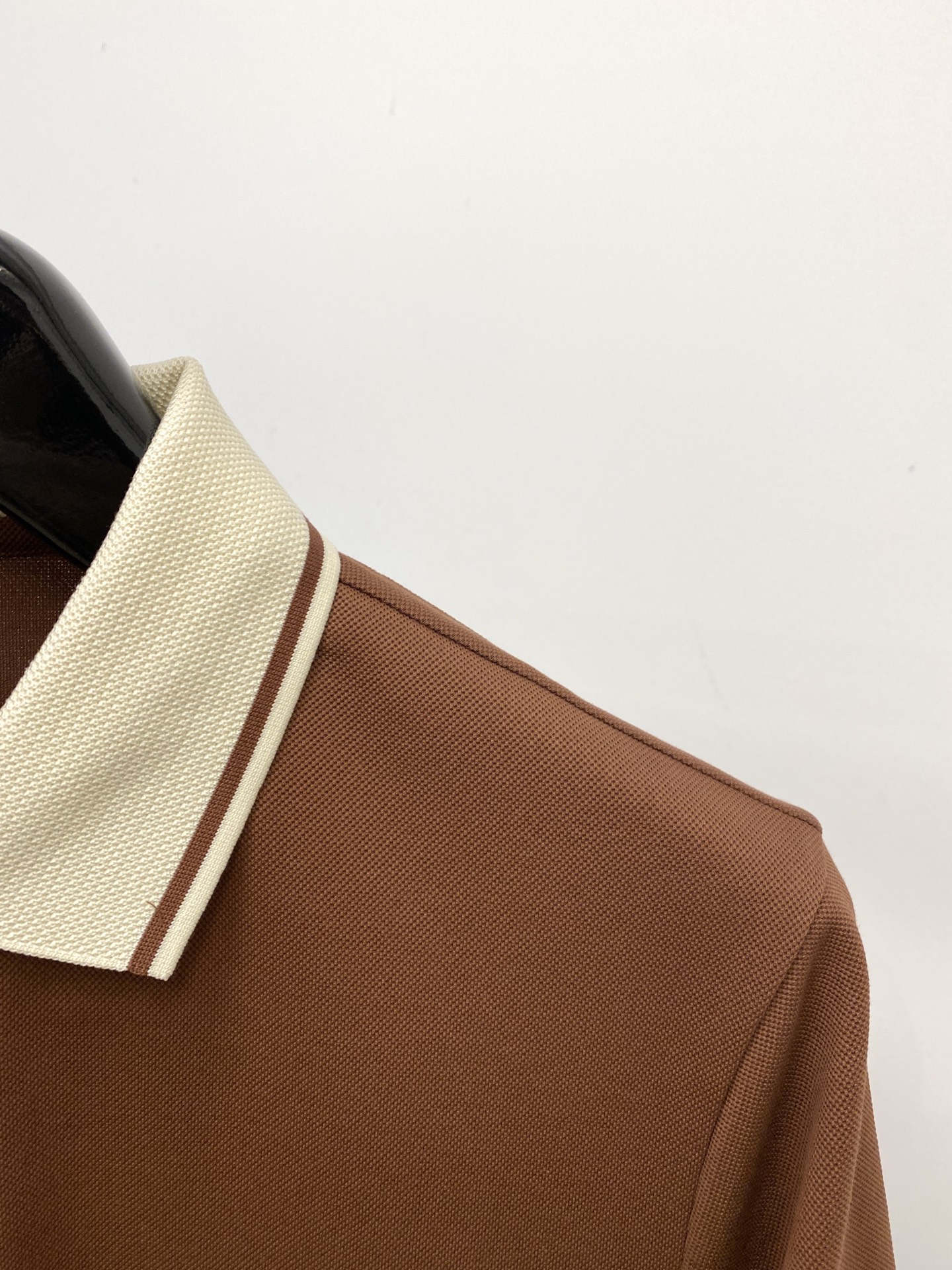 Loro Piana、2026新品短袖T恤，帅气时尚，胸前精致刺绣字母图案logo，简约百搭款。面料棉 
