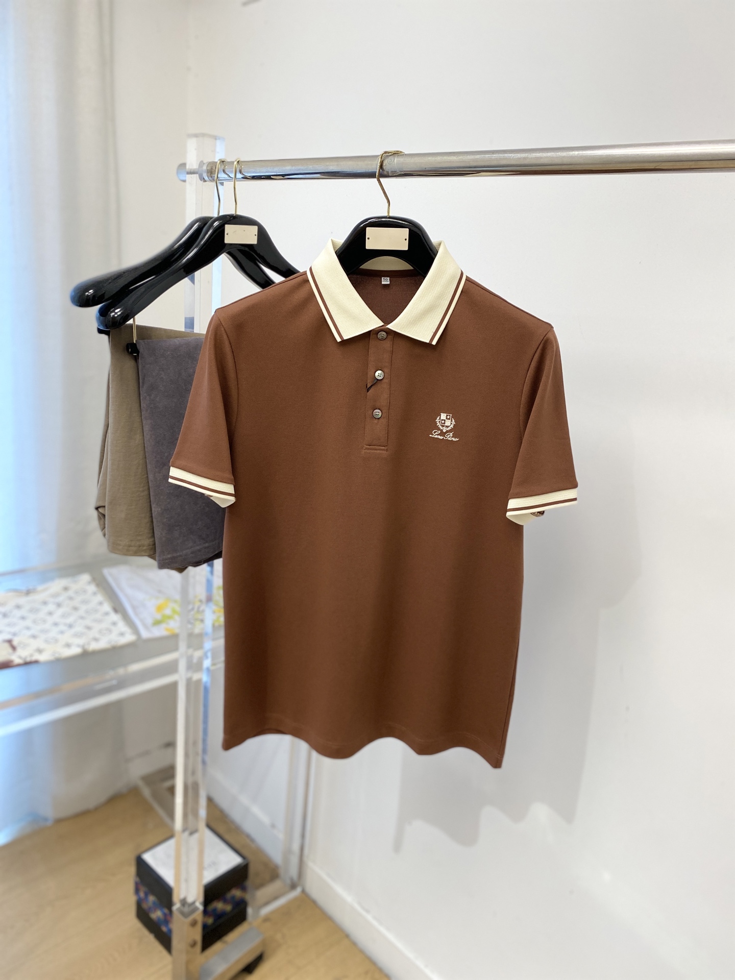Loro Piana、2026新品短袖T恤，帅气时尚，胸前精致刺绣字母图案logo，简约百搭款。面料棉 