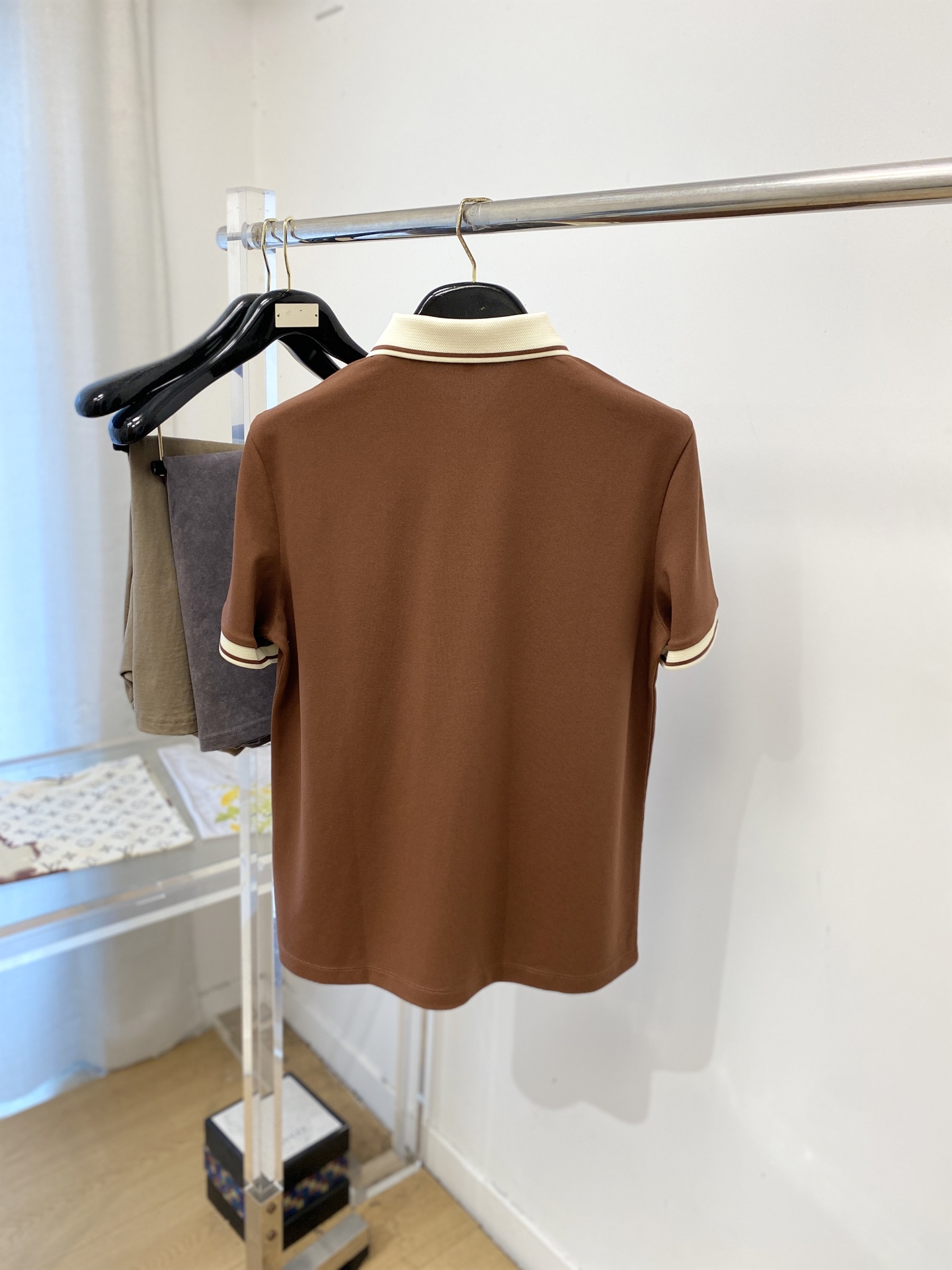 Loro Piana、2026新品短袖T恤，帅气时尚，胸前精致刺绣字母图案logo，简约百搭款。面料棉 