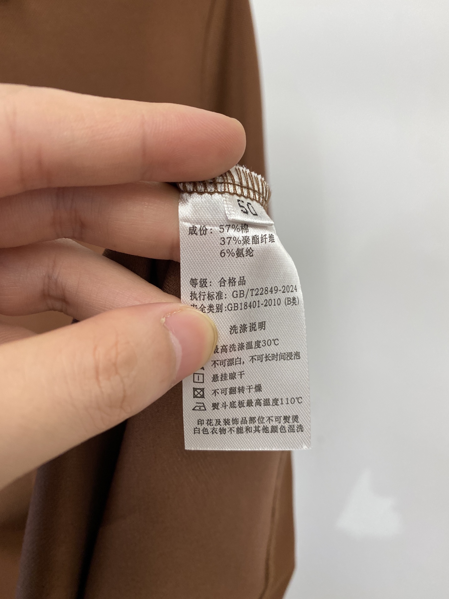 Loro Piana、2026新品短袖T恤，帅气时尚，胸前精致刺绣字母图案logo，简约百搭款。面料棉 