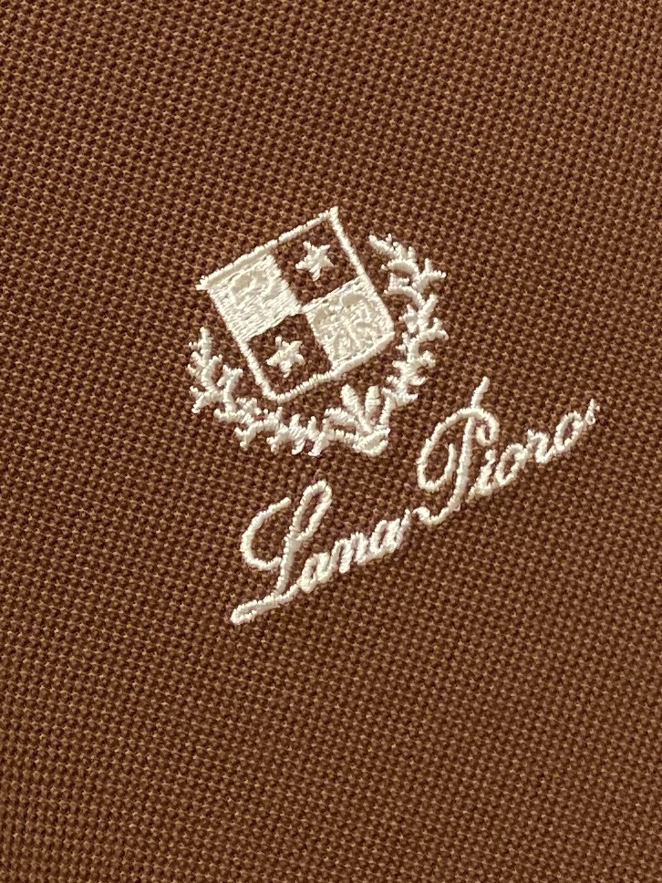 Loro Piana、2026新品短袖T恤，帅气时尚，胸前精致刺绣字母图案logo，简约百搭款。面料棉 