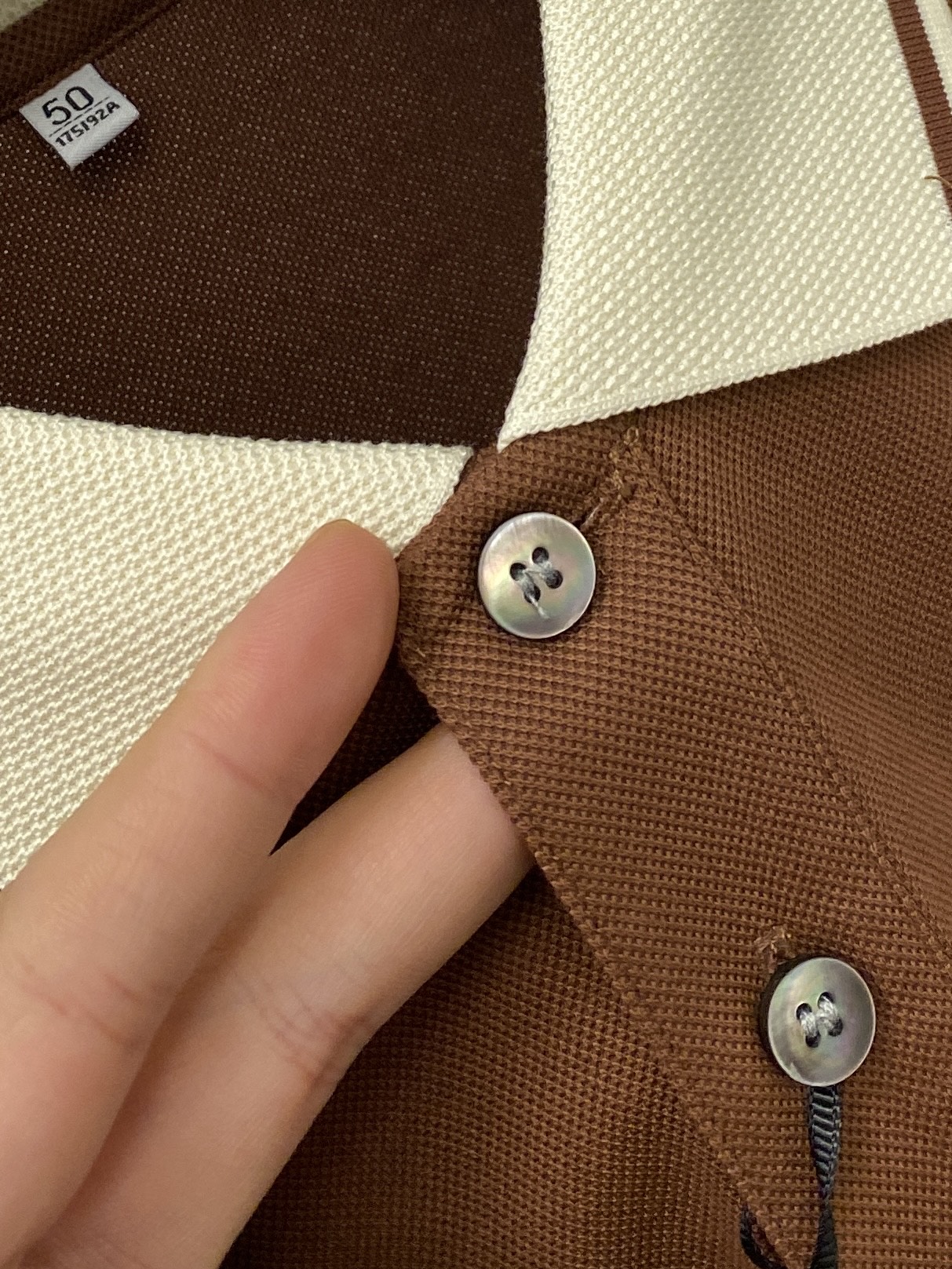 Loro Piana、2026新品短袖T恤，帅气时尚，胸前精致刺绣字母图案logo，简约百搭款。面料棉 
