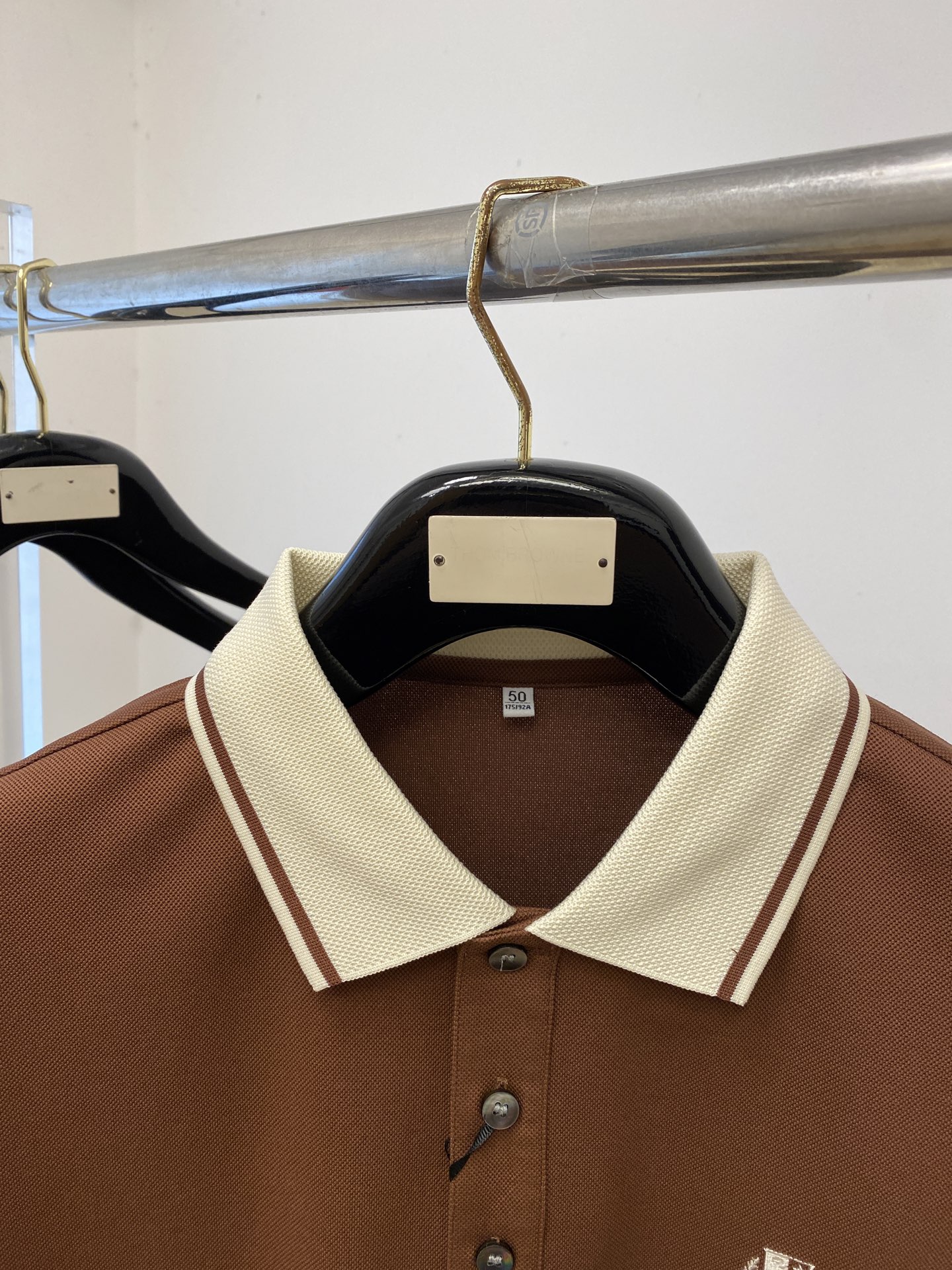 Loro Piana、2026新品短袖T恤，帅气时尚，胸前精致刺绣字母图案logo，简约百搭款。面料棉 