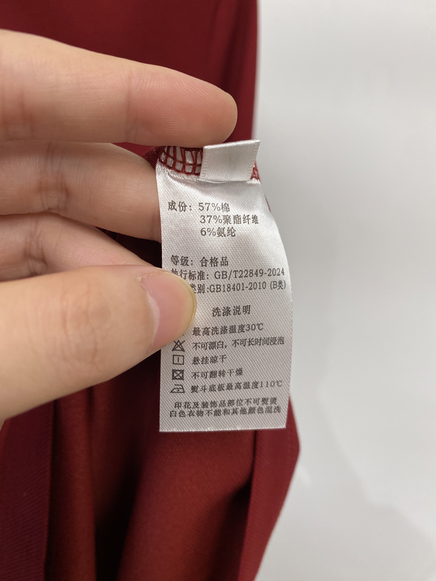 Loro Piana、2026新品短袖T恤，帅气时尚，胸前精致刺绣字母图案logo，简约百搭款。面料棉 