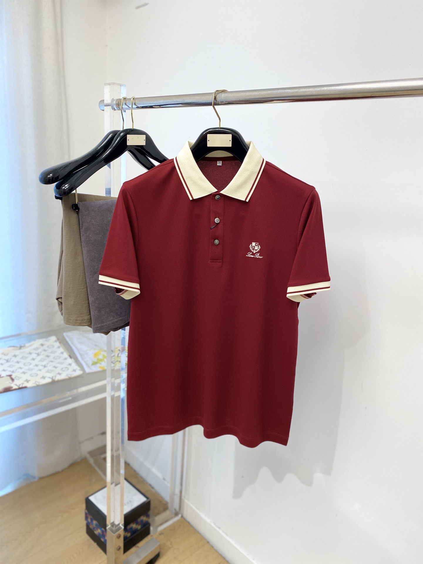 Loro Piana、2026新品短袖T恤，帅气时尚，胸前精致刺绣字母图案logo，简约百搭款。面料棉 