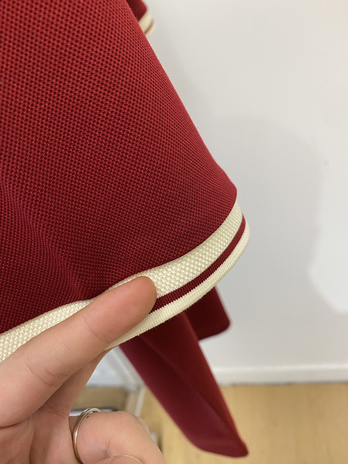 Loro Piana、2026新品短袖T恤，帅气时尚，胸前精致刺绣字母图案logo，简约百搭款。面料棉 