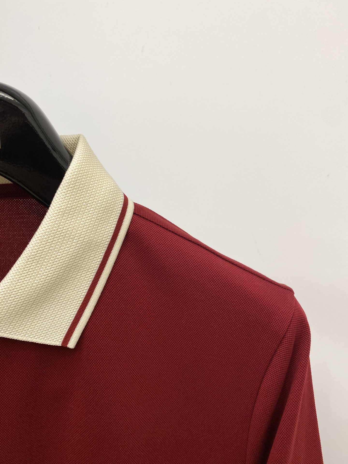 Loro Piana、2026新品短袖T恤，帅气时尚，胸前精致刺绣字母图案logo，简约百搭款。面料棉 