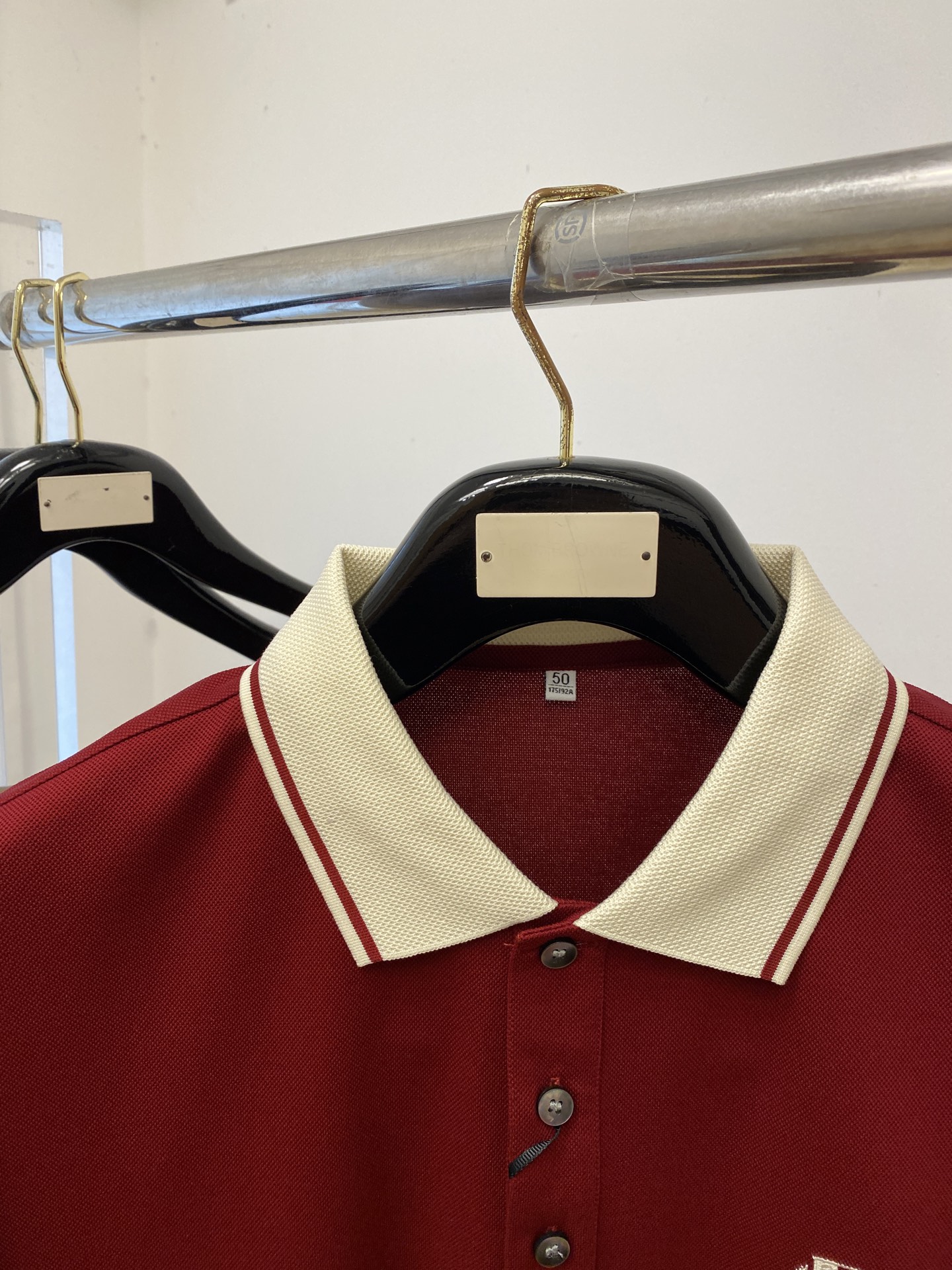 Loro Piana、2026新品短袖T恤，帅气时尚，胸前精致刺绣字母图案logo，简约百搭款。面料棉 
