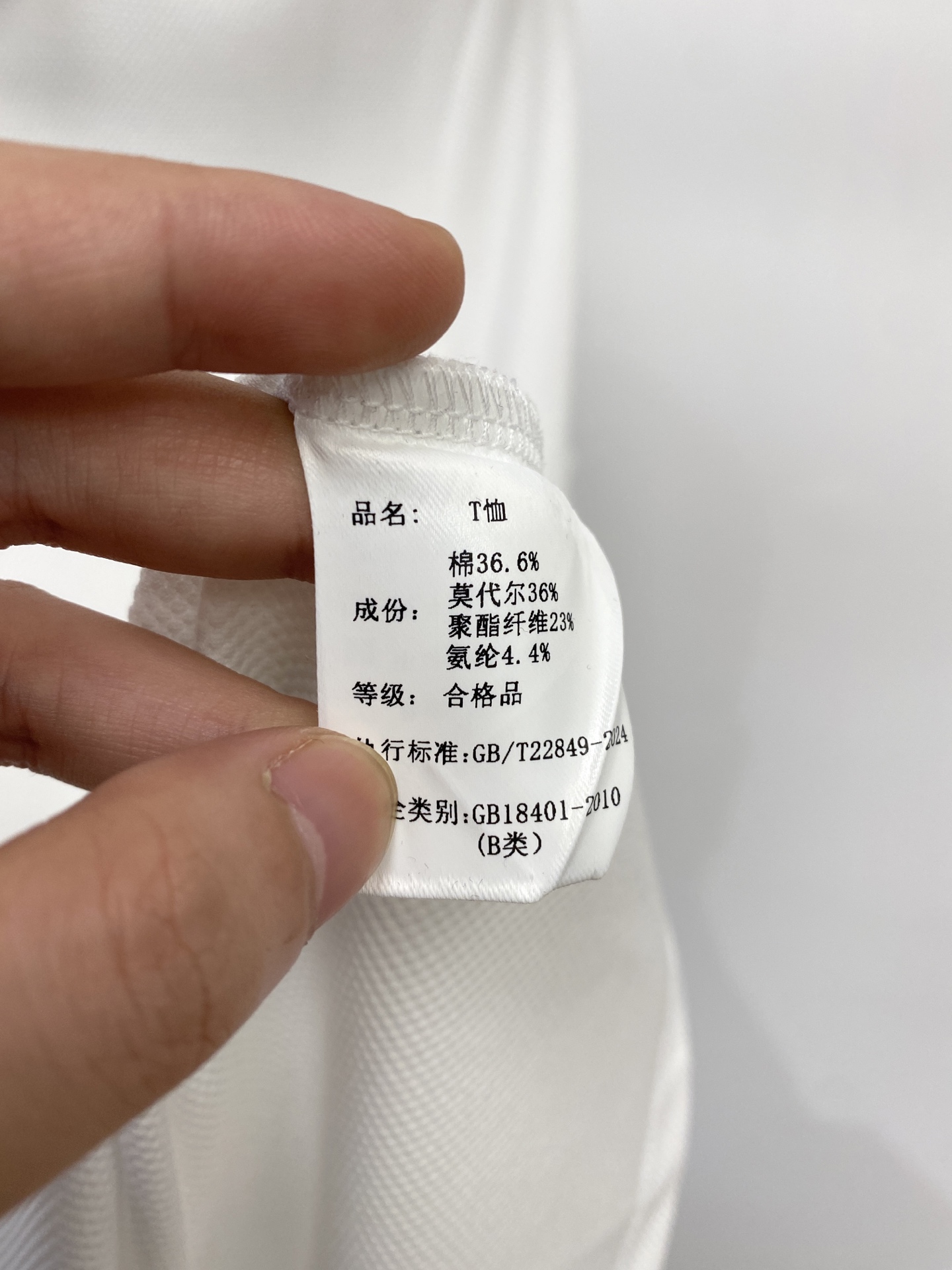 爱马仕、2026新品短袖T恤，帅气时尚，胸前设计凹凸刺绣字母logo，简约百搭款。面料棉 不仅挺括，保持