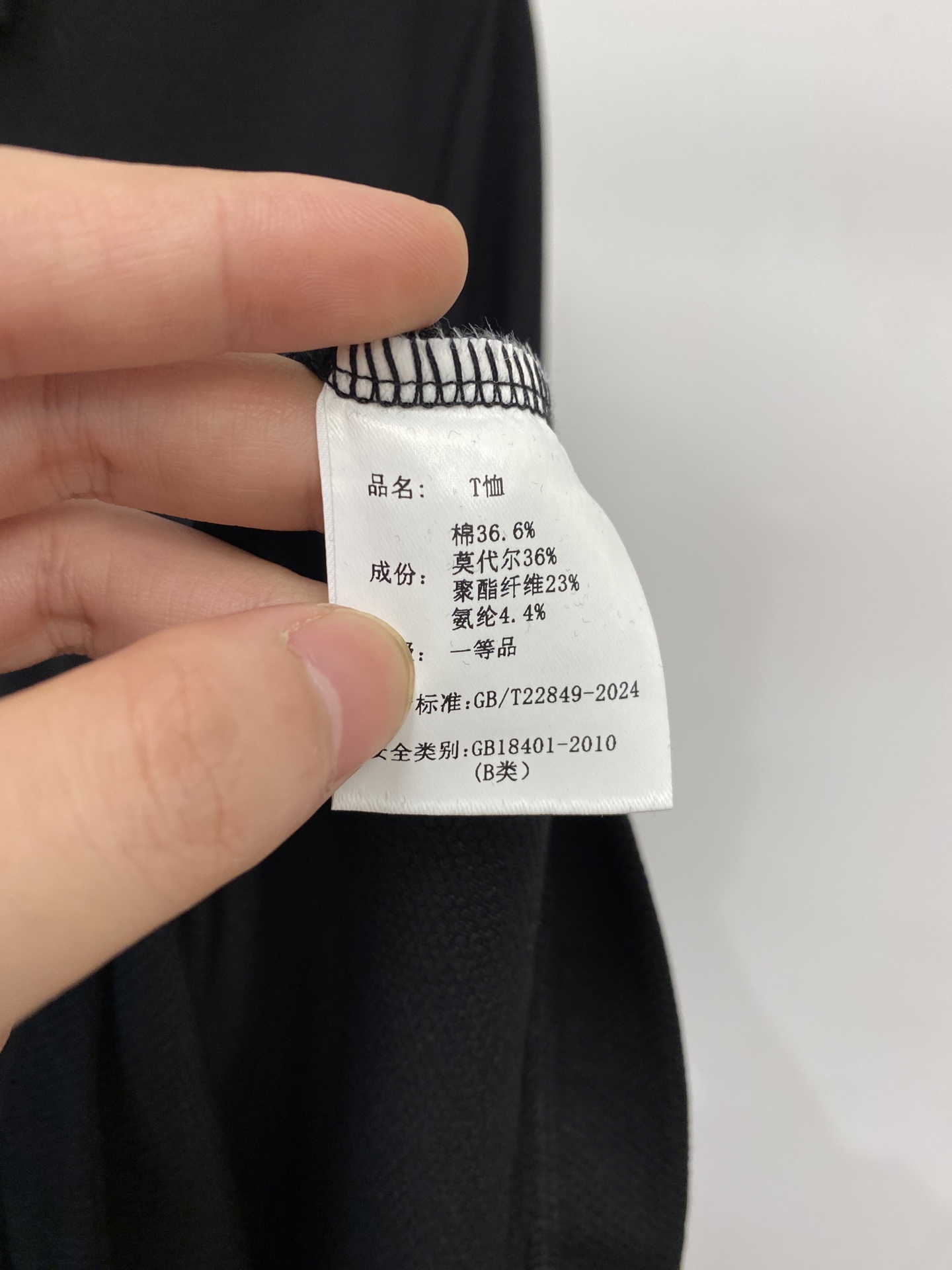 爱马仕、2026新品短袖T恤，帅气时尚，胸前设计凹凸刺绣字母logo，简约百搭款。面料棉 不仅挺括，保持