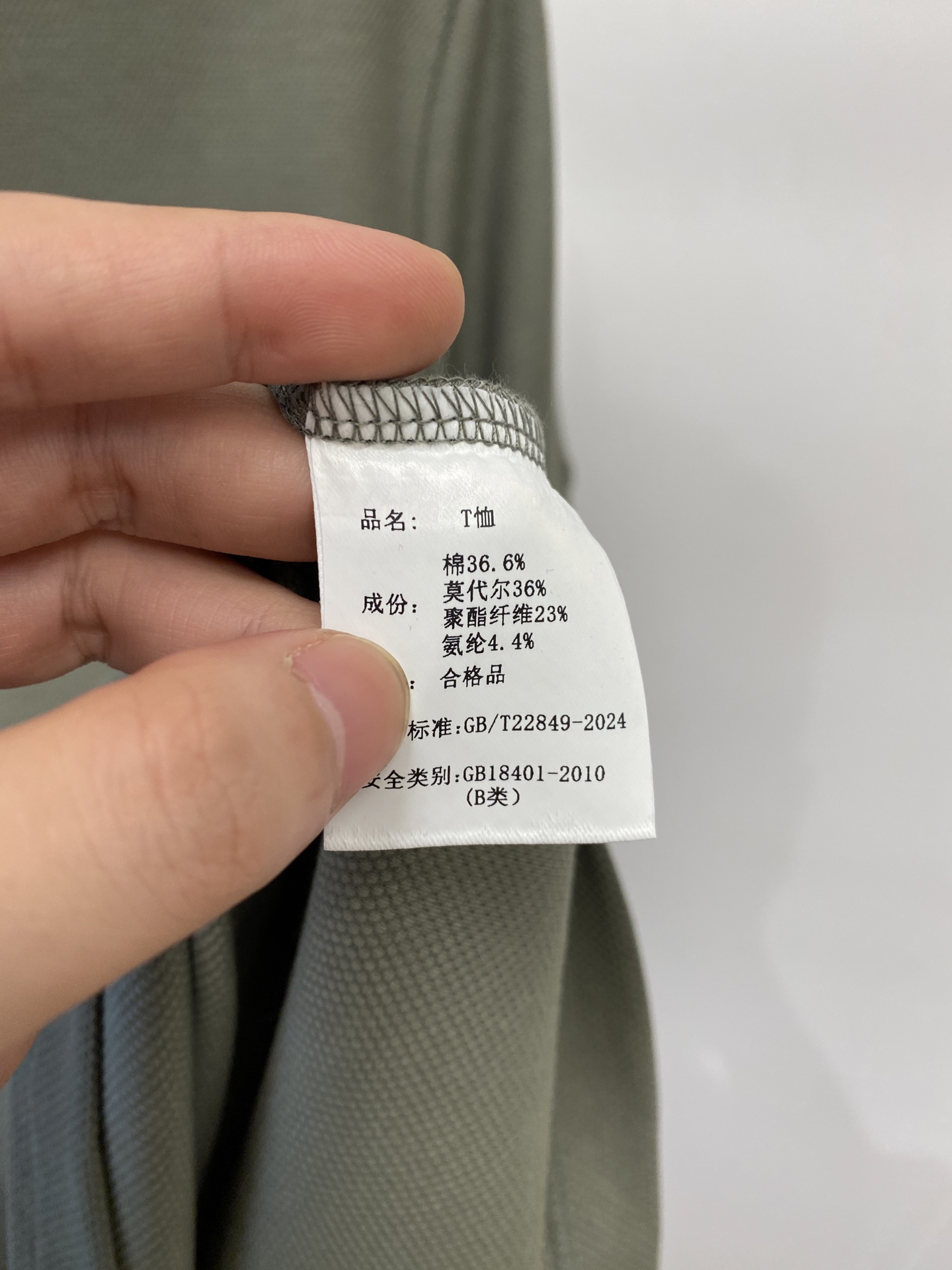 爱马仕、2026新品短袖T恤，帅气时尚，胸前设计凹凸刺绣字母logo，简约百搭款。面料棉 不仅挺括，保持