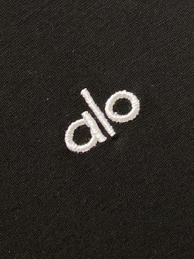 alo、2026新品短袖T恤，帅气时尚，胸前精致刺绣字母logo，简约百搭款。面料棉 不仅挺括，保持潮流