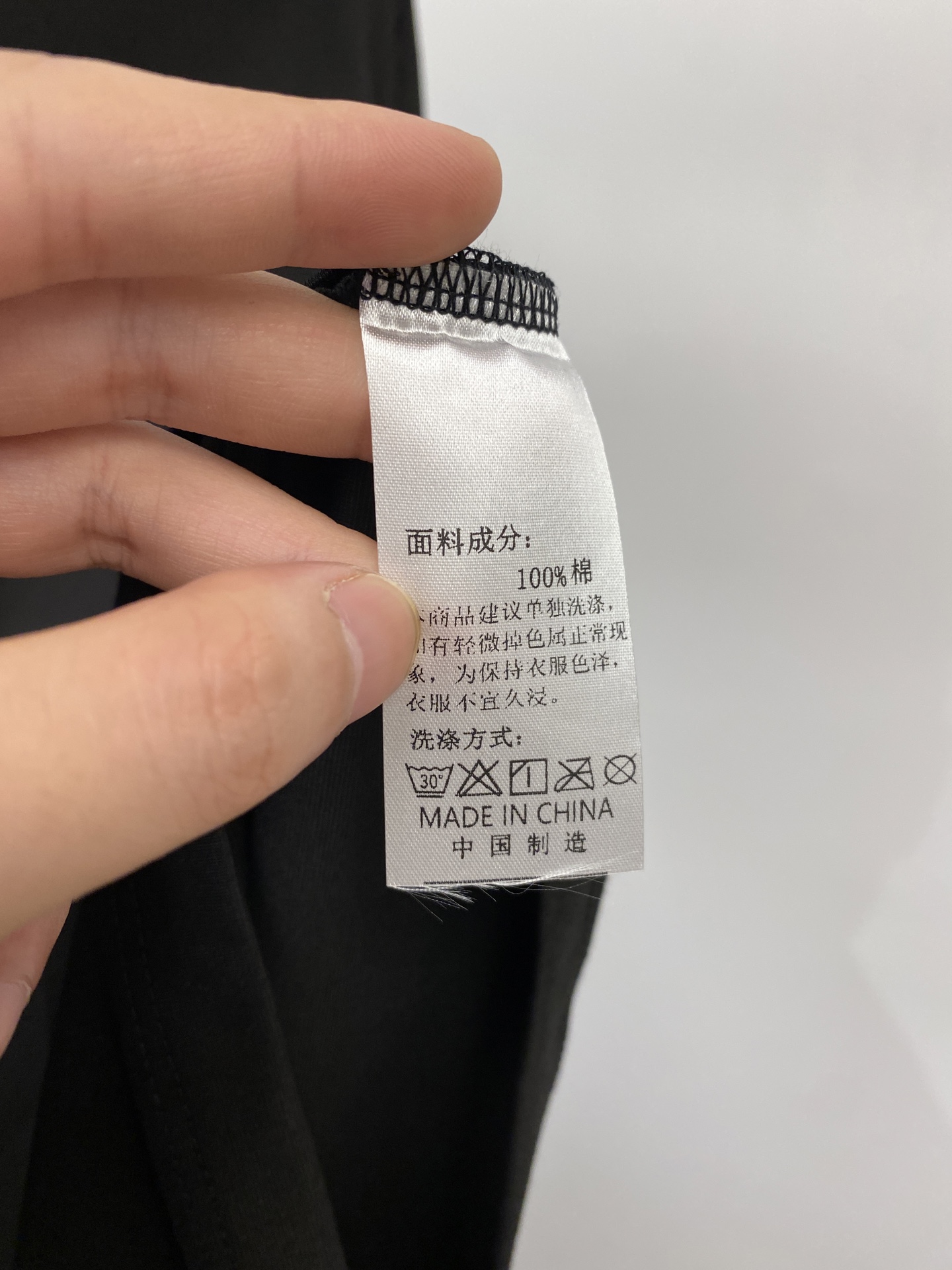 alo、2026新品短袖T恤，帅气时尚，胸前精致刺绣字母logo，简约百搭款。面料棉 不仅挺括，保持潮流