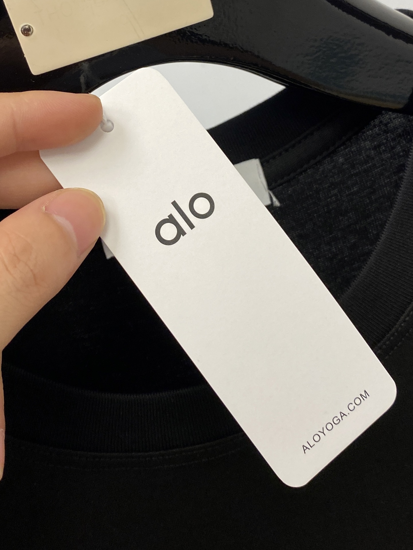 alo、2026新品短袖T恤，帅气时尚，胸前精致刺绣字母logo，简约百搭款。面料棉 不仅挺括，保持潮流