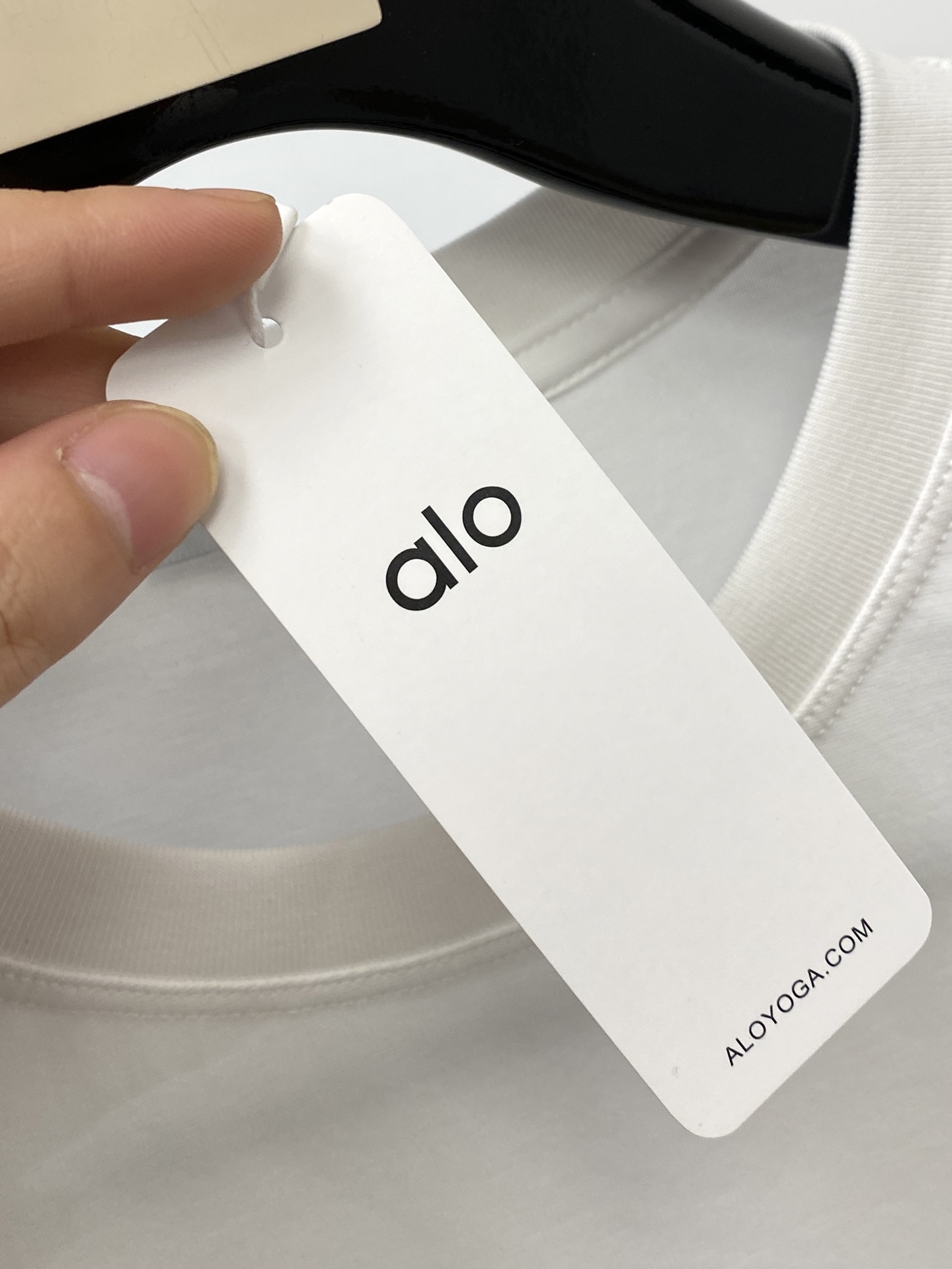 alo、2026新品短袖T恤，帅气时尚，胸前精致刺绣字母logo，简约百搭款。面料棉 不仅挺括，保持潮流