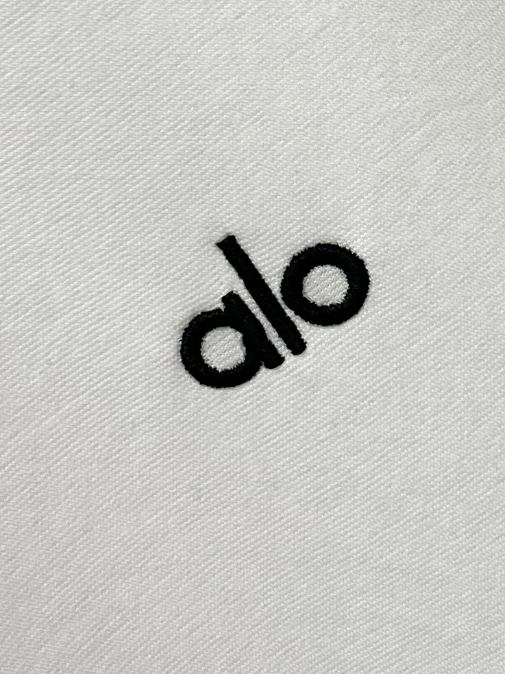 alo、2026新品短袖T恤，帅气时尚，胸前精致刺绣字母logo，简约百搭款。面料棉 不仅挺括，保持潮流