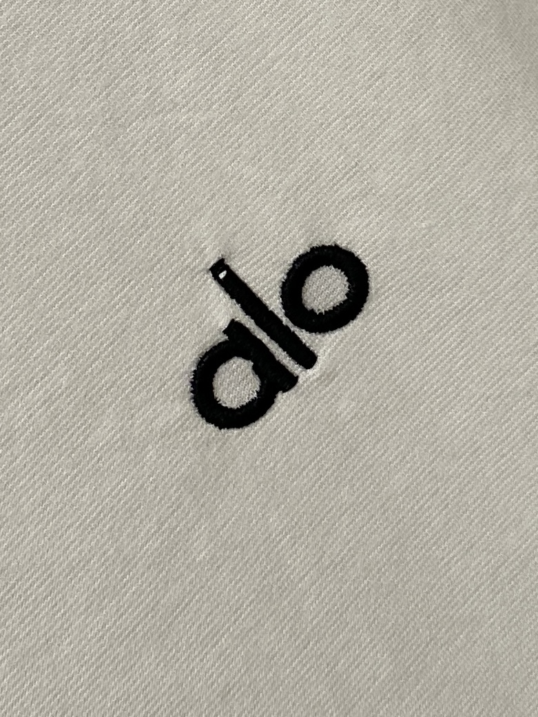 alo、2026新品短袖T恤，帅气时尚，胸前精致刺绣字母logo，简约百搭款。面料棉 不仅挺括，保持潮流