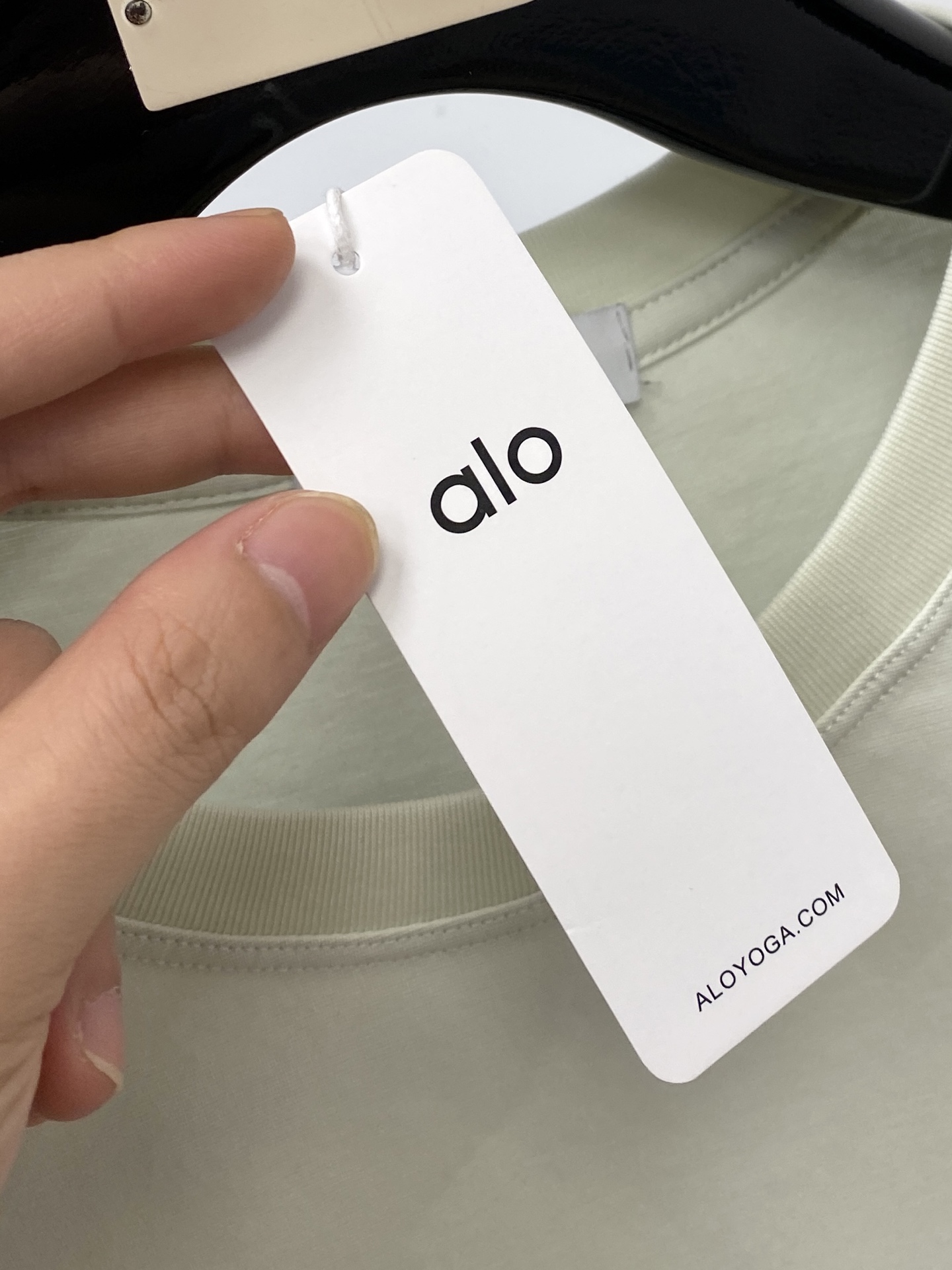 alo、2026新品短袖T恤，帅气时尚，胸前精致刺绣字母logo，简约百搭款。面料棉 不仅挺括，保持潮流