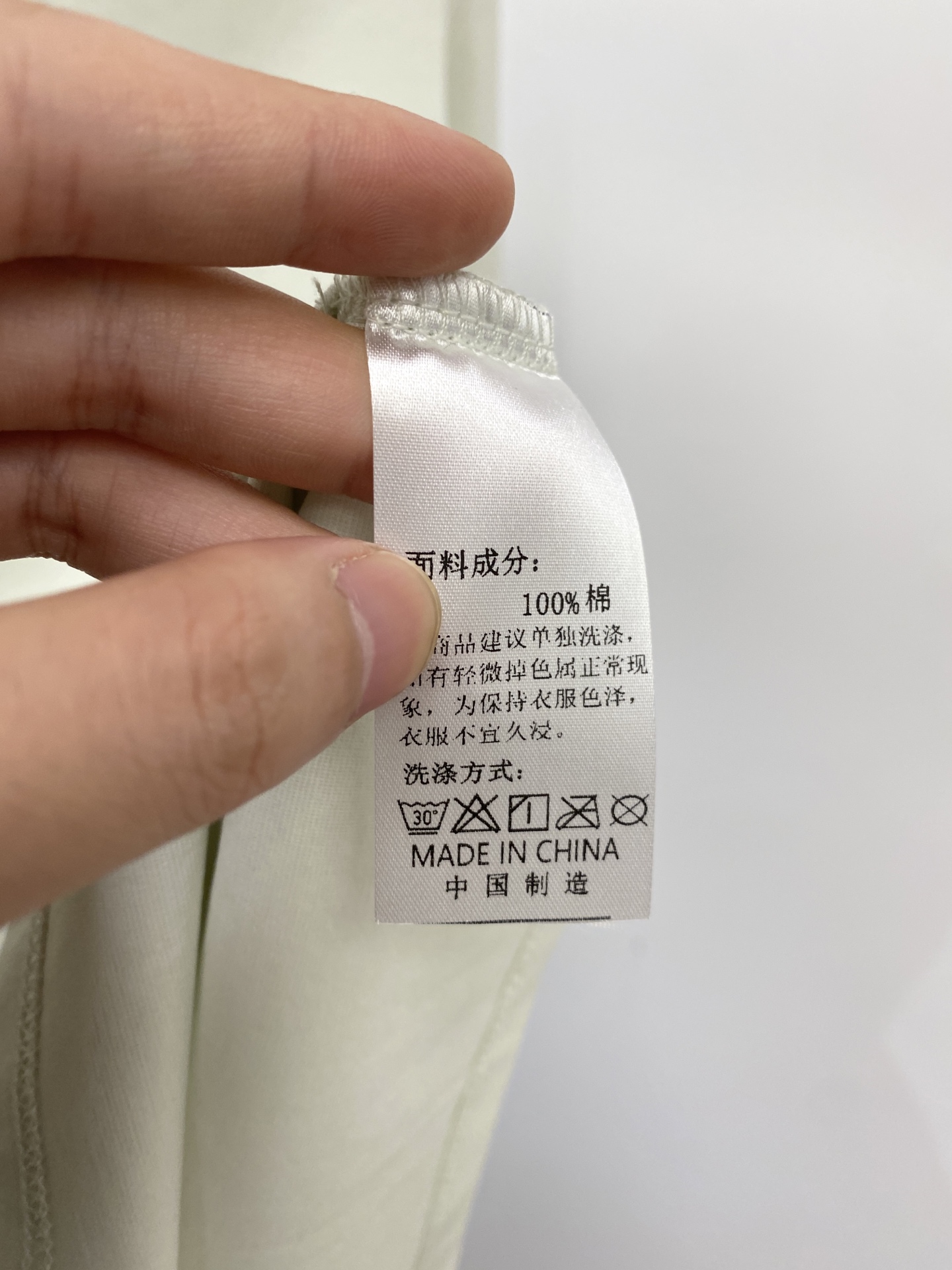 alo、2026新品短袖T恤，帅气时尚，胸前精致刺绣字母logo，简约百搭款。面料棉 不仅挺括，保持潮流