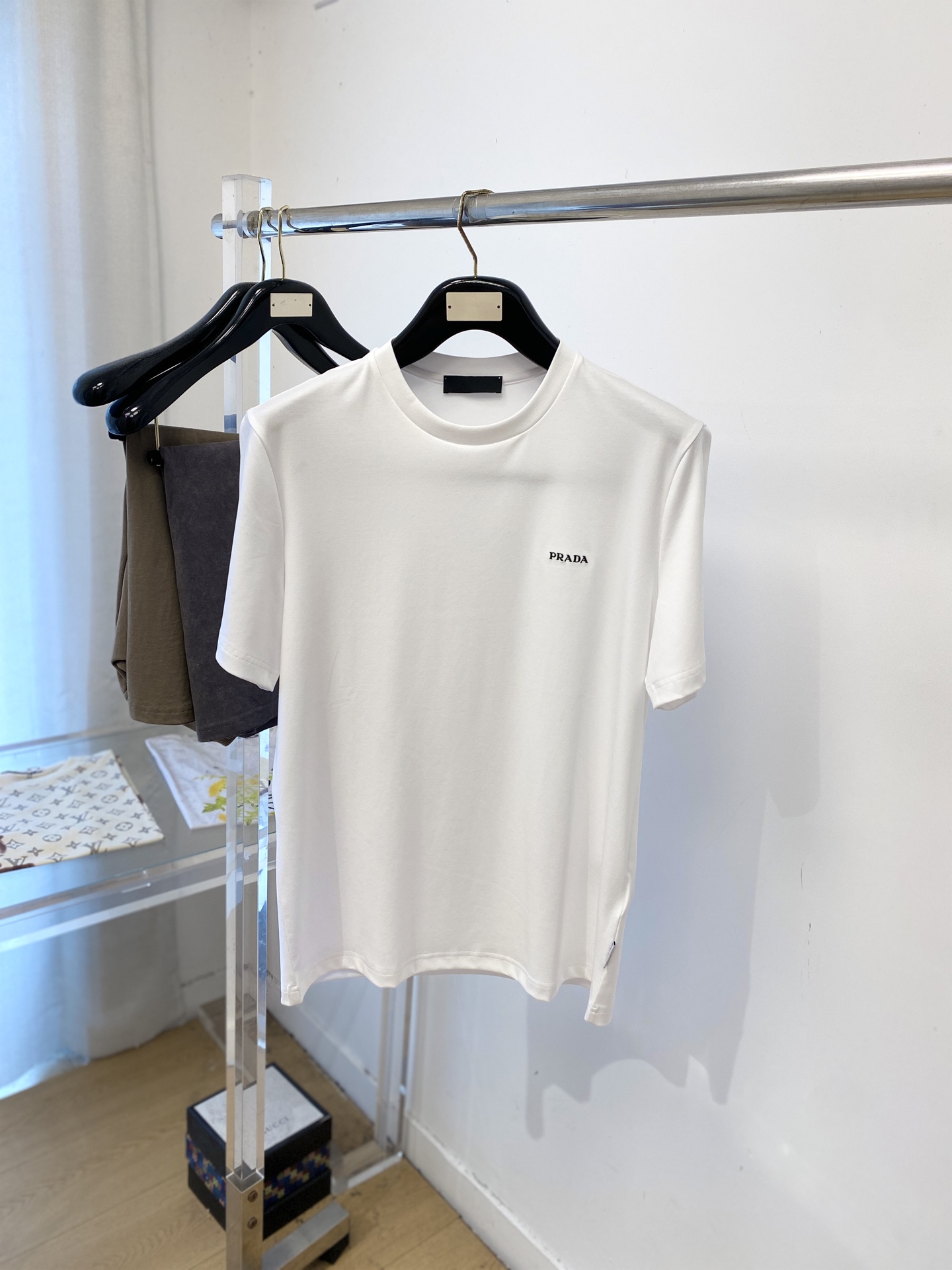 NO:847270,Prada, 2026 new short-sleeved T-shirt, handsome and fashionable, with exquisite embroidered letter logo on the chest, simple and versatile. The fabric cotton is not only crisp and maintains the trendy silhouette, but also comfortable to wear, and the yarn is more delicate. Size M-3XL, prada, T-shirt, tees, t-shirt,19860909普拉达、2026新品短袖T恤,帅气时尚,胸前精致刺绣字母logo,简约百搭款.面料棉 不仅挺括,保持潮流的廓形,又穿着舒适,纱织更细腻,码数M-3XL,,prada,T-shirt,tees，t-shirt,,Men's clothing