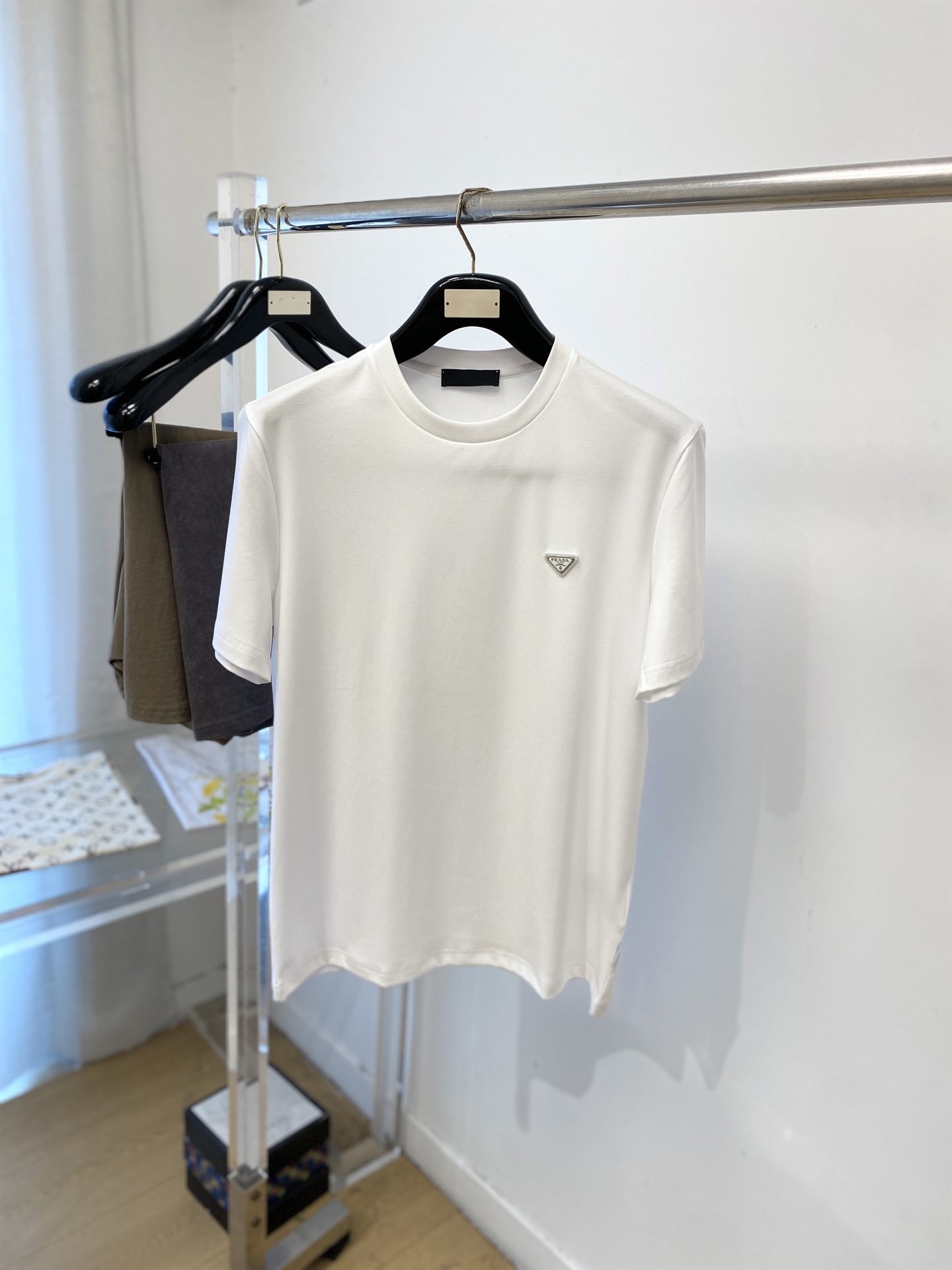 NO:847295,Prada, 2026 new short-sleeved T-shirt, handsome and fashionable, with a triangle logo on the chest hardware, simple and versatile. The fabric is cotton, which is not only crisp and maintains the trendy silhouette, but also comfortable to wear, and the yarn is more delicate. The size is M-3XL,, prada, T-shirt, tees, t-shirt,19860909普拉达、2026新品短袖T恤,帅气时尚,胸前五金装饰三角标logo,简约百搭款.面料棉 不仅挺括,保持潮流的廓形,又穿着舒适,纱织更细腻,码数M-3XL,,prada,T-shirt,tees，t-shirt,,Men's clothing