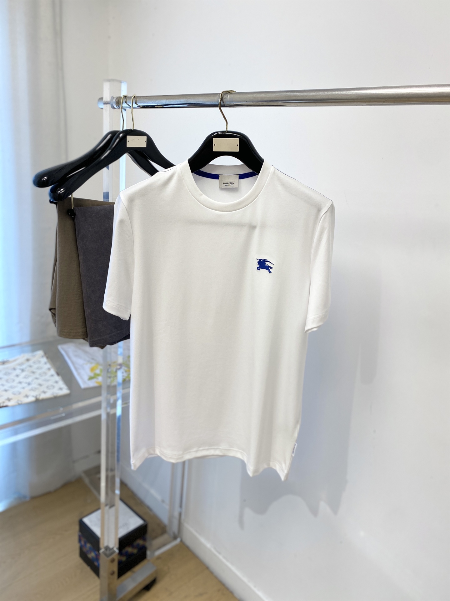 NO:847298,Burberry, 2026 new short-sleeved T-shirt, handsome and fashionable, with exquisite embroidered logo on the chest, simple and versatile. The fabric cotton is not only crisp and maintains the trendy silhouette, but also comfortable to wear, and the yarn is more delicate. Size M-3XL, burberry, T-shirt, tees, t-shirt,19860909巴宝莉、2026新品短袖T恤,帅气时尚,胸前精致刺绣图案logo,简约百搭款.面料棉 不仅挺括,保持潮流的廓形,又穿着舒适,纱织更细腻,码数M-3XL,,burberry,T-shirt,tees，t-shirt,,Men's clothing