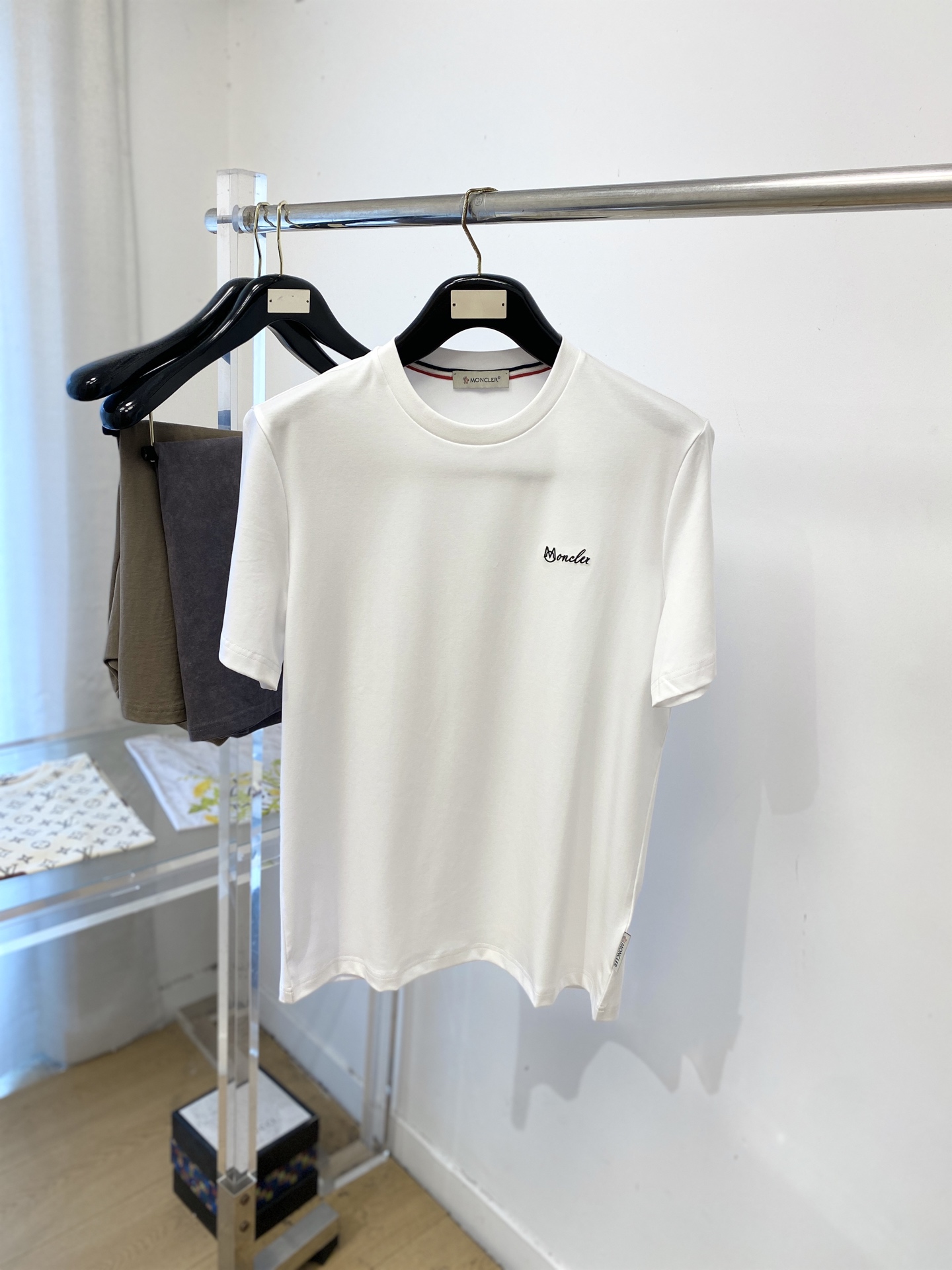 NO:847301,Meng Mouth, 2026 new short-sleeved T-shirt, handsome and fashionable, exquisitely embroidered letter logo on the chest, simple and versatile. The fabric cotton is not only crisp and maintains the trendy silhouette, but also comfortable to wear, and the yarn is more delicate. Size M-3XL, Moncler, T-shirt, tees, t-shirt,19860909蒙口、2026新品短袖T恤,帅气时尚,胸前精致刺绣字母logo,简约百搭款.面料棉 不仅挺括,保持潮流的廓形,又穿着舒适,纱织更细腻,码数M-3XL,,Moncler,T-shirt,tees，t-shirt,,Men's clothing