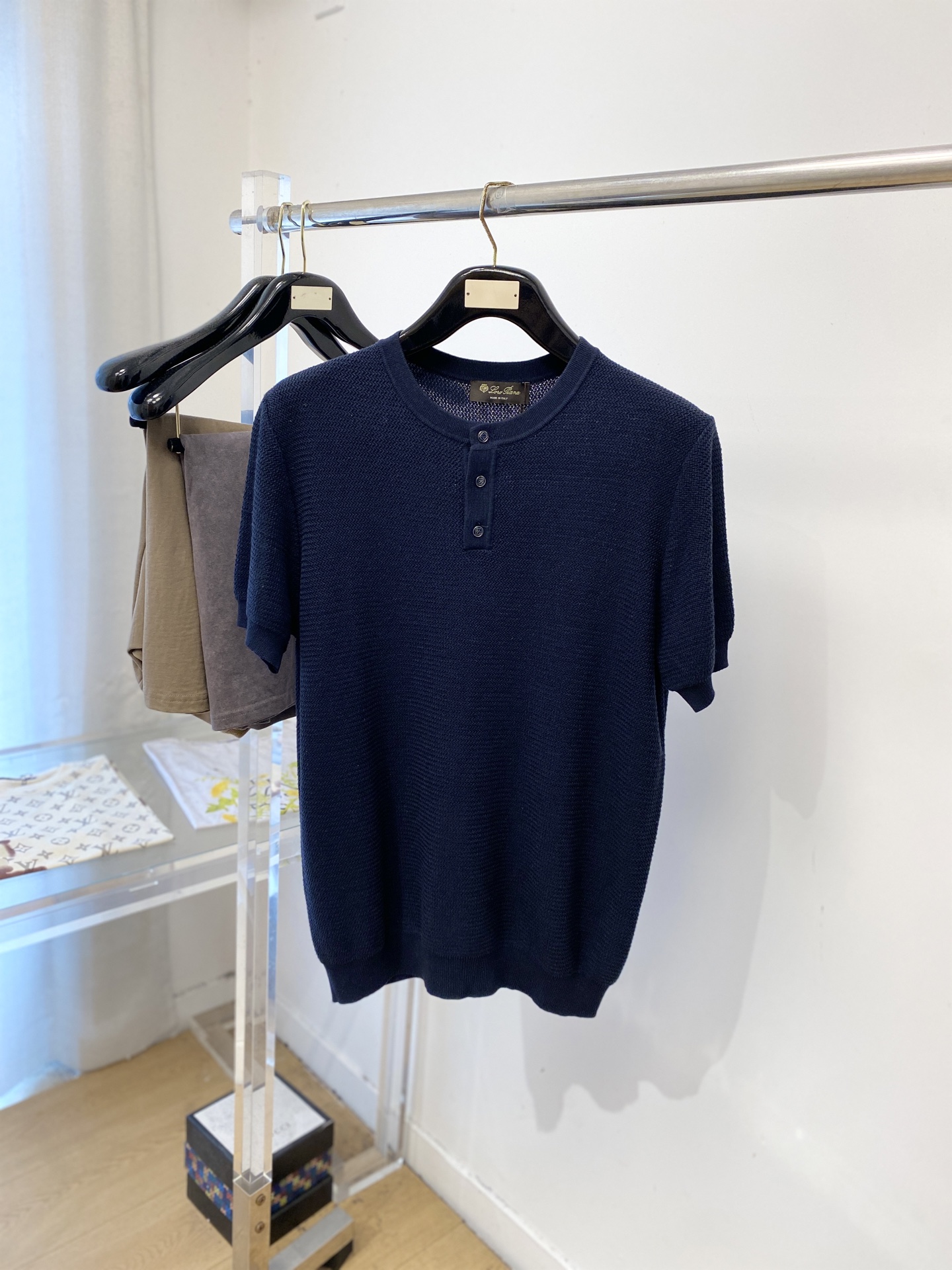 NO:847304,LP, 2026 new short-sleeved T-shirt, handsome and fashionable, original hardware logo, simple and versatile. The knitted fabric is not only crisp and maintains the trendy silhouette, but also comfortable to wear, and the yarn is more delicate. Size S- XXL,, loro piana, T-shirt, tees, t-shirt,19860909LP、2026新品短袖T恤,帅气时尚,原版五金辅料logo,简约百搭款.面料针织 不仅挺括,保持潮流的廓形,又穿着舒适,纱织更细腻,码数S- XXL,,loro piana,T-shirt,tees，t-shirt,,Men's clothing