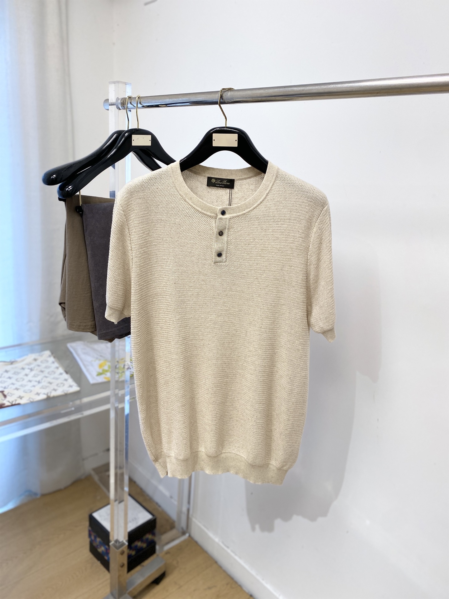 NO:847307,LP, 2026 new short-sleeved T-shirt, handsome and fashionable, original hardware accessories logo, simple and versatile. The knitted fabric is not only crisp and maintains the trendy silhouette, but also comfortable to wear, and the yarn is more delicate. Size S-XXL, loro piana, T-shirt, tees, t-shirt,19860909LP、2026新品短袖T恤,帅气时尚,原版五金辅料logo,简约百搭款.面料针织 不仅挺括,保持潮流的廓形,又穿着舒适,纱织更细腻,码数S-XXL,,loro piana,T-shirt,tees，t-shirt,,Men's clothing