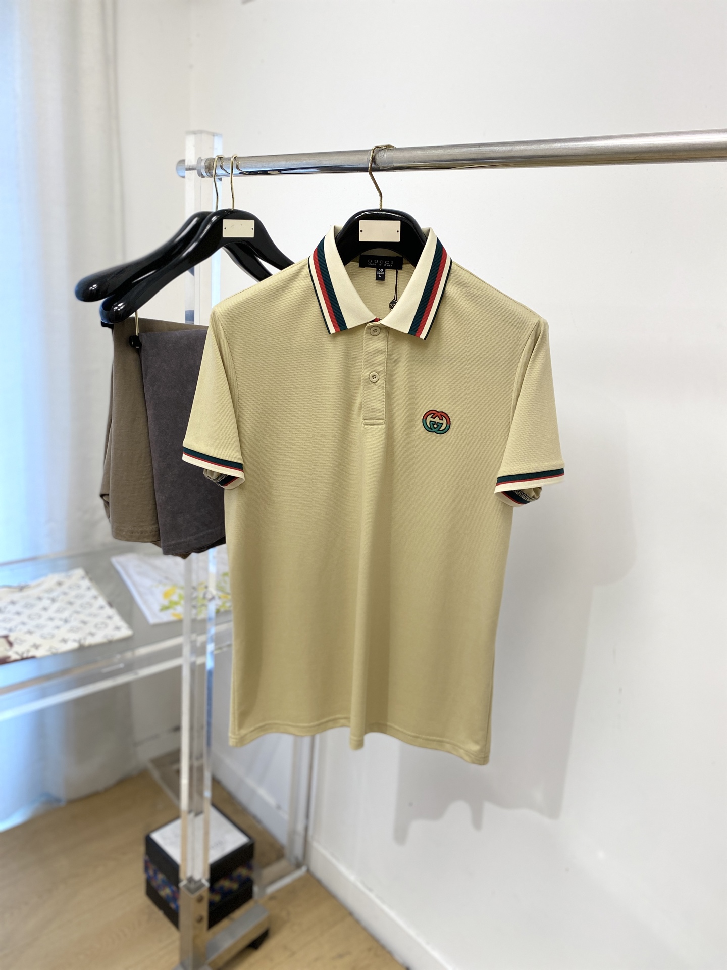 NO:847317,Gucci, 2026 new short-sleeved T-shirt, handsome and fashionable, with exquisite embroidered letter logo on the chest, simple and versatile. The knitted fabric is not only crisp and maintains the trendy silhouette, but also comfortable to wear, and the yarn is more delicate. The size is M-3XL,, T-shirt, tees, t-shirt,19860909古奇、2026新品短袖T恤,帅气时尚,胸前精致刺绣字母logo,简约百搭款.面料针织 不仅挺括,保持潮流的廓形,又穿着舒适,纱织更细腻,码数M-3XL,,T-shirt,tees，t-shirt,,Men's clothing