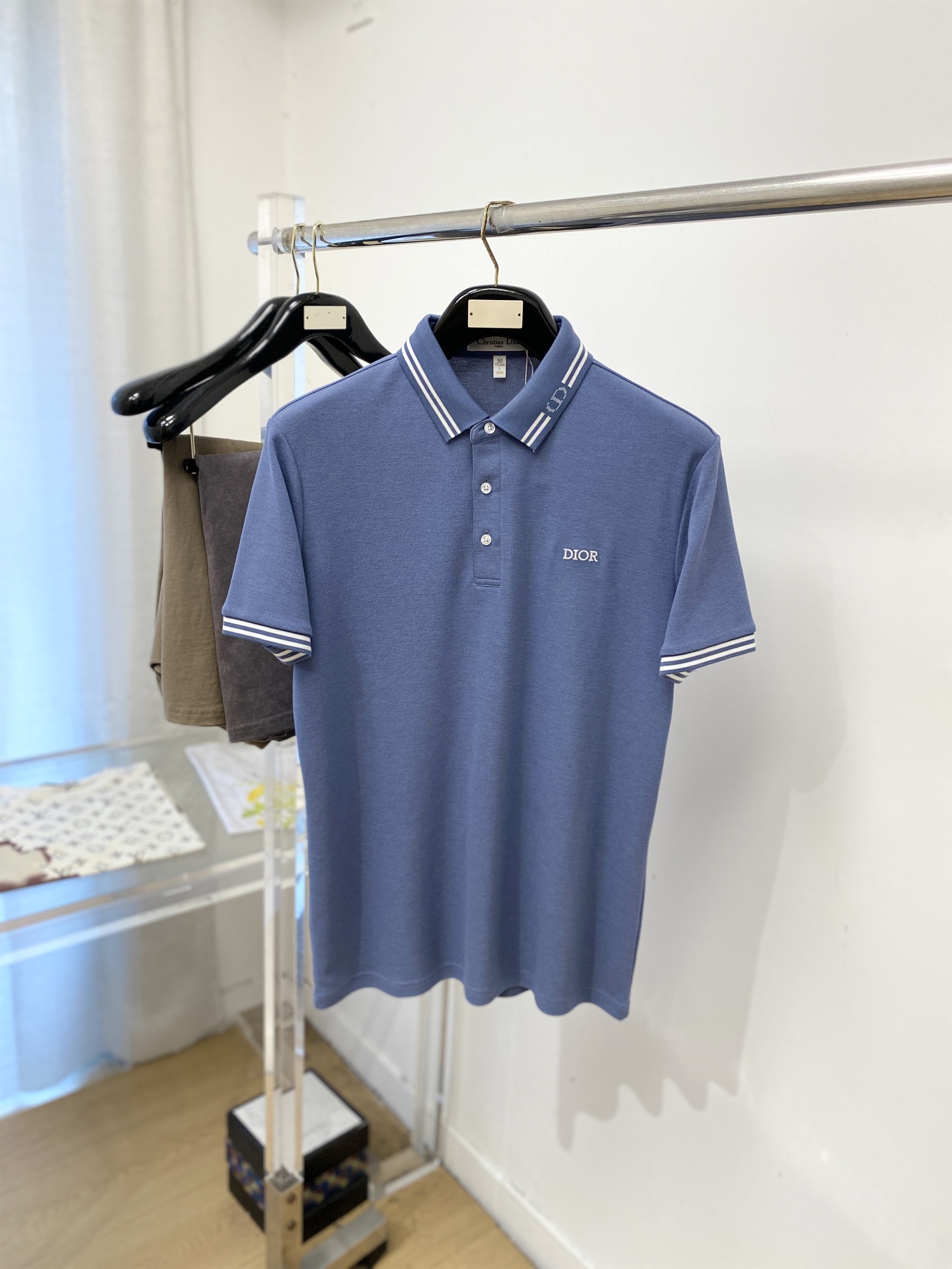 NO:847289,Dior, 2026 new short-sleeved T-shirt, handsome and fashionable, with exquisite embroidered letter logo on the chest, simple and versatile. The knitted fabric is not only crisp and maintains the trendy silhouette, but also comfortable to wear, and the yarn is more delicate. Size M-3XL, dior, T-shirt, tees, t-shirt,19860909迪奥、2026新品短袖T恤,帅气时尚,胸前精致刺绣字母logo,简约百搭款.面料针织 不仅挺括,保持潮流的廓形,又穿着舒适,纱织更细腻,码数M-3XL,,dior,T-shirt,tees，t-shirt,,Men's clothing
