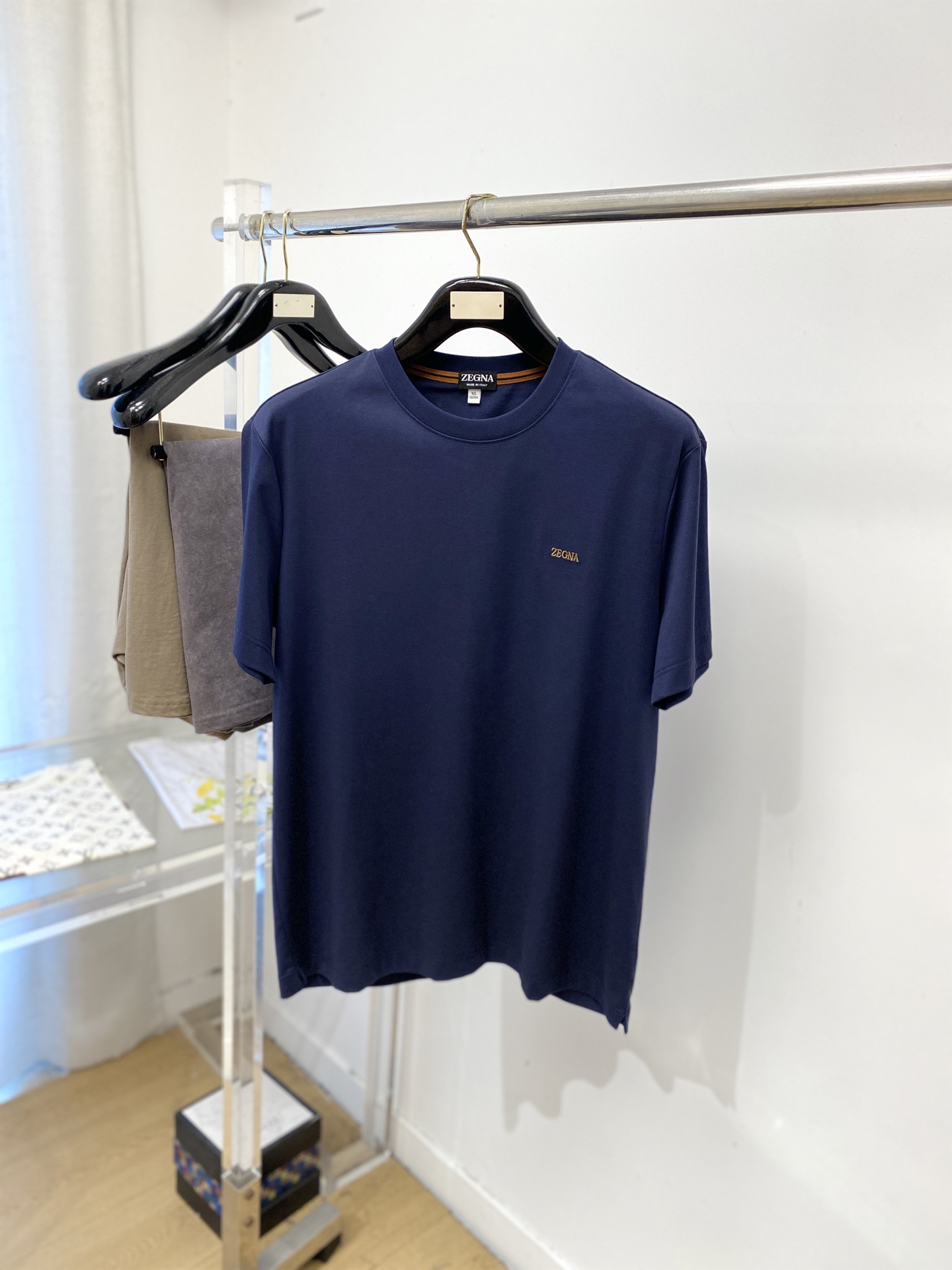 NO:847293,Zegna, 2026 new short-sleeved T-shirt, handsome and fashionable, with exquisite embroidered letter logo on the chest, simple and versatile. The knitted fabric is not only crisp and maintains the trendy silhouette, but also comfortable to wear, and the yarn is more delicate. Size M-3XL,,zegna,T-shirt,tees,t-shirt,19860909杰尼亚、2026新品短袖T恤,帅气时尚,胸前精致刺绣字母logo,简约百搭款.面料针织 不仅挺括,保持潮流的廓形,又穿着舒适,纱织更细腻,码数M-3XL,,zegna,T-shirt,tees，t-shirt,,Men's clothing