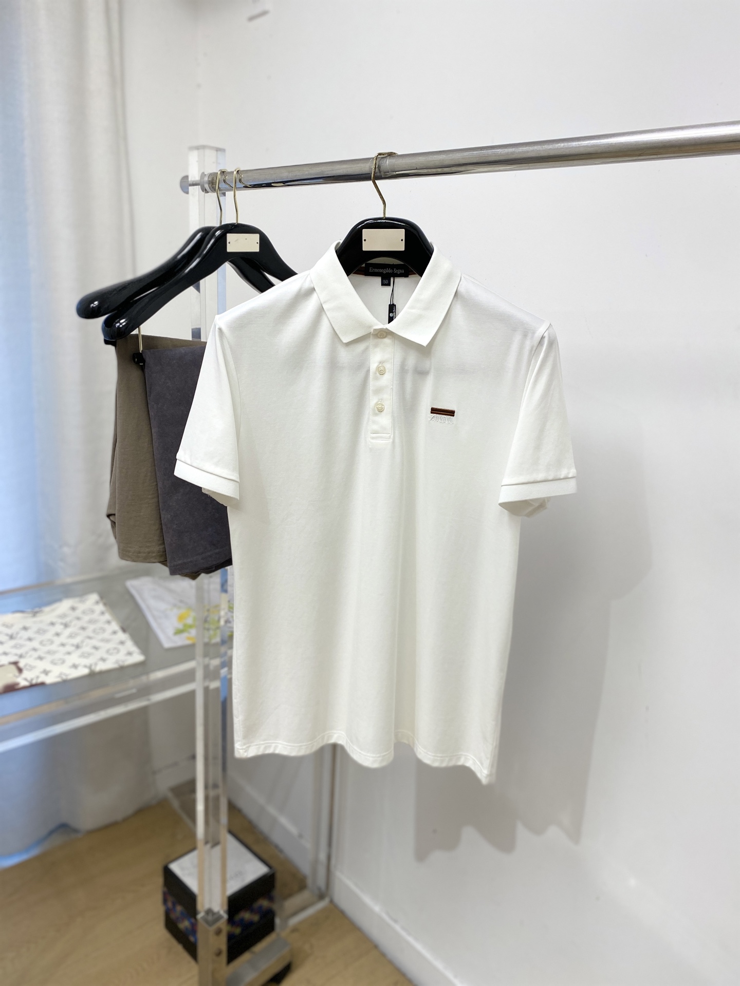 NO:847296,Zegna, 2026 new short-sleeved T-shirt, handsome and fashionable, exquisite embroidery pattern letter logo on the chest, simple and versatile. The knitted fabric is not only crisp and maintains the trendy silhouette, but also comfortable to wear, and the yarn is more delicate. Size M-3XL,,zegna,T-shirt,tees,t-shirt,19860909杰尼亚、2026新品短袖T恤,帅气时尚,胸前精致刺绣图案字母logo,简约百搭款.面料针织 不仅挺括,保持潮流的廓形,又穿着舒适,纱织更细腻,码数M-3XL,,zegna,T-shirt,tees，t-shirt,,Men's clothing