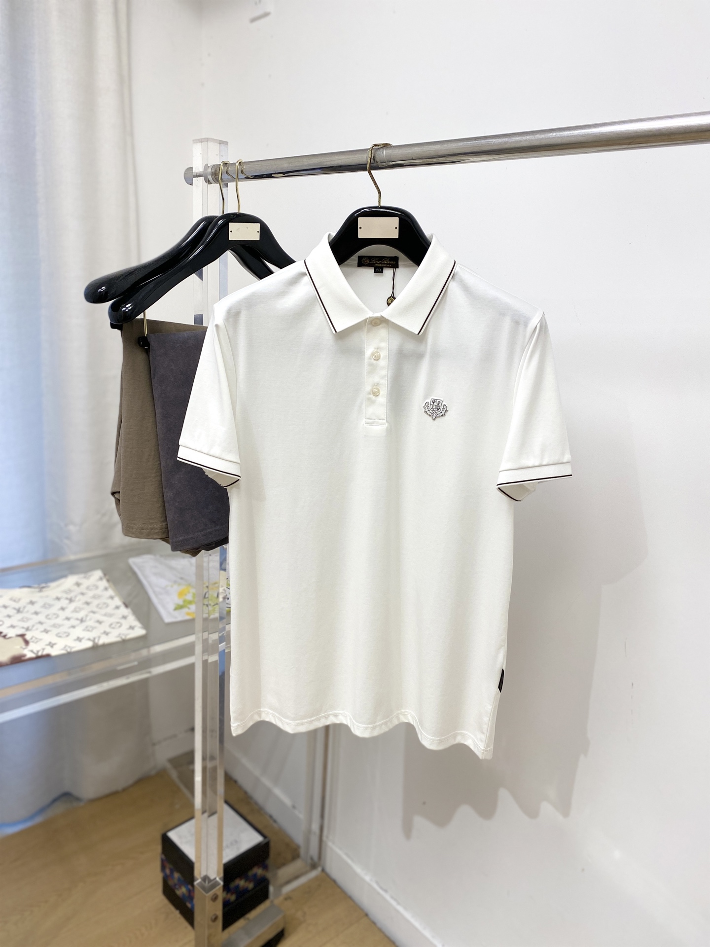 NO:847299,LP, 2026 new short-sleeved T-shirt, handsome and fashionable, with concave and embroidered letter logo on the chest, simple and versatile. The knitted fabric is not only crisp and maintains the trendy silhouette, but also comfortable to wear, and the yarn is more delicate. Size M-3XL, loro piana, T-shirt, tees, t-shirt,19860909LP、2026新品短袖T恤,帅气时尚,胸前设计凹凸刺绣图案字母logo,简约百搭款.面料针织 不仅挺括,保持潮流的廓形,又穿着舒适,纱织更细腻,码数M-3XL,,loro piana,T-shirt,tees，t-shirt,,Men's clothing