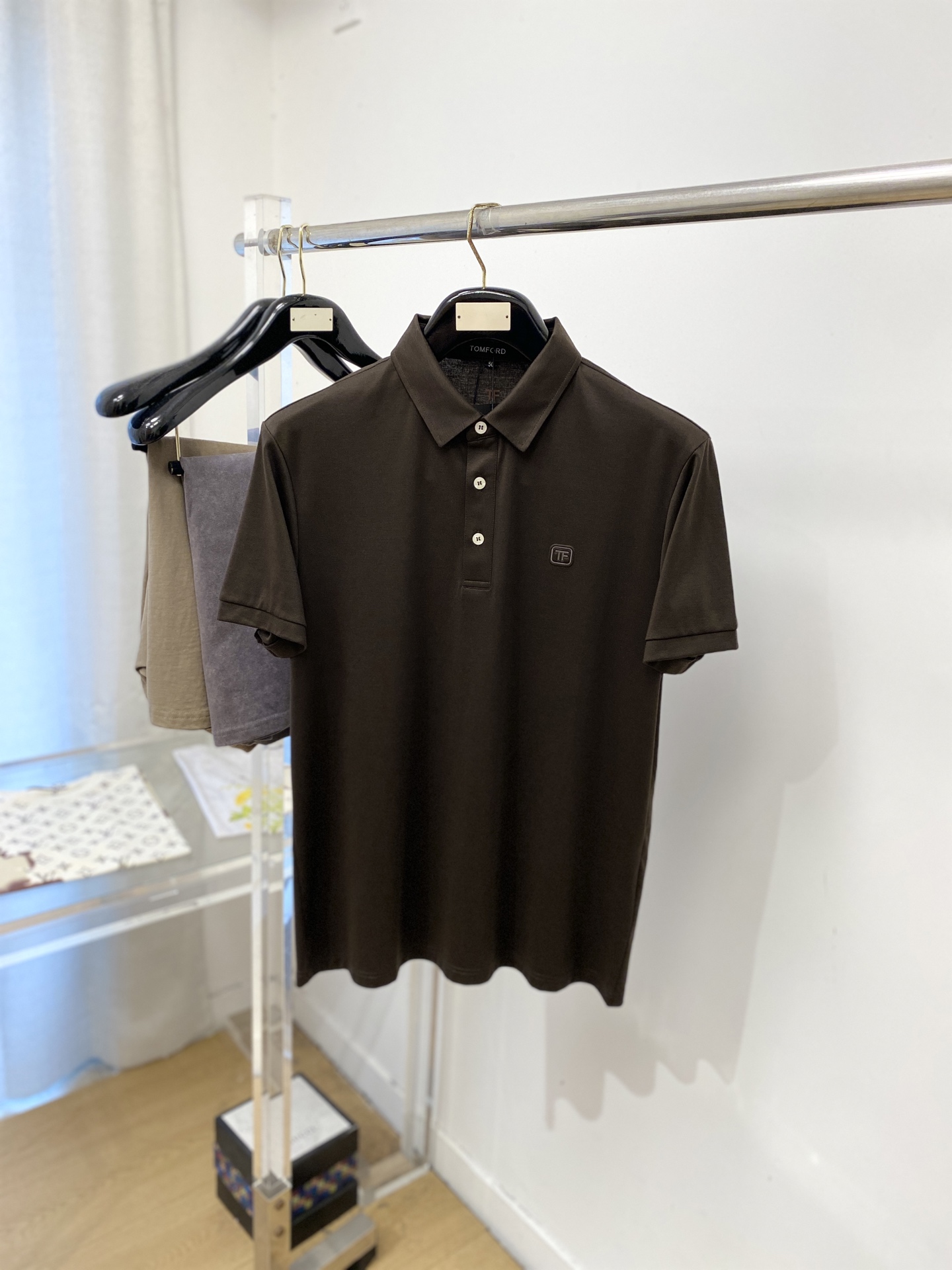 NO:847302,TF, 2026 new short-sleeved T-shirt, handsome and fashionable, with embossed printed letters logo on the chest, simple and versatile. The knitted fabric is not only crisp and maintains the trendy silhouette, but also comfortable to wear, and the yarn is more delicate. The size is M-3XL,, tom ford, T-shirt, tees, t-shirt,19860909TF、2026新品短袖T恤,帅气时尚,胸前设计凹凸印胶字母logo,简约百搭款.面料针织 不仅挺括,保持潮流的廓形,又穿着舒适,纱织更细腻,码数M-3XL,,tom ford,T-shirt,tees，t-shirt,,Men's clothing