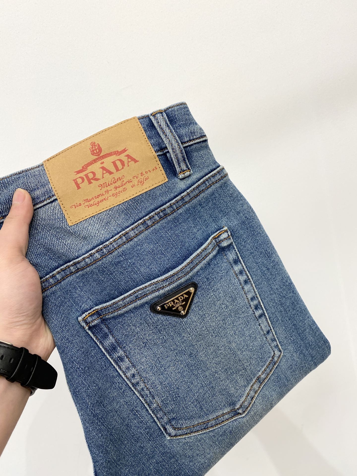 NO:847292,Prada, 2026 latest products, available at counters at the same time, original goods, washed casual jeans, imported original washed stretch fabrics, comfortable and elastic, original hardware accessories decorated with logo, super correct version, extremely high grade, counter quality, fashionable and stylish upper body, code number 30-38,, prada, jeans,19860909普拉达、2026最新品,专柜同步有售,原单狠货,水洗休闲牛仔裤,进口原版水洗弹力面料,舒适有弹性,原版五金辅料装饰logo,版型超正,档次极高,专柜品质,上身时尚有型,码数30-38,,prada,jeans,,Men's clothing