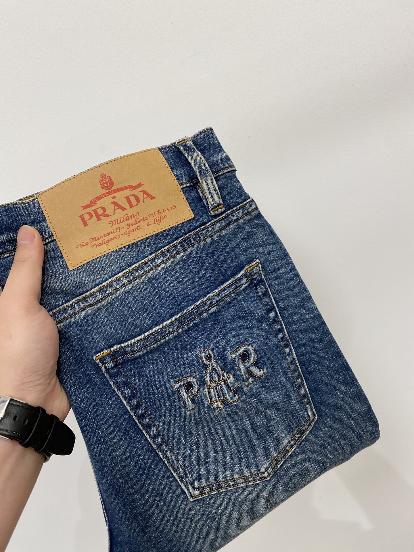 NO:847297,Prada, 2026 latest products, available at counters at the same time, original goods, washed casual jeans, imported original washed stretch fabrics, comfortable and elastic, original hardware accessories decorated with logo, super correct version, extremely high grade, counter quality, fashionable and stylish upper body, code number 29-38,, prada,jeans,19860909普拉达、2026最新品,专柜同步有售,原单狠货,水洗休闲牛仔裤,进口原版水洗弹力面料,舒适有弹性,原版五金辅料装饰logo,版型超正,档次极高,专柜品质,上身时尚有型,码数29-38,,prada,jeans,,Men's clothing