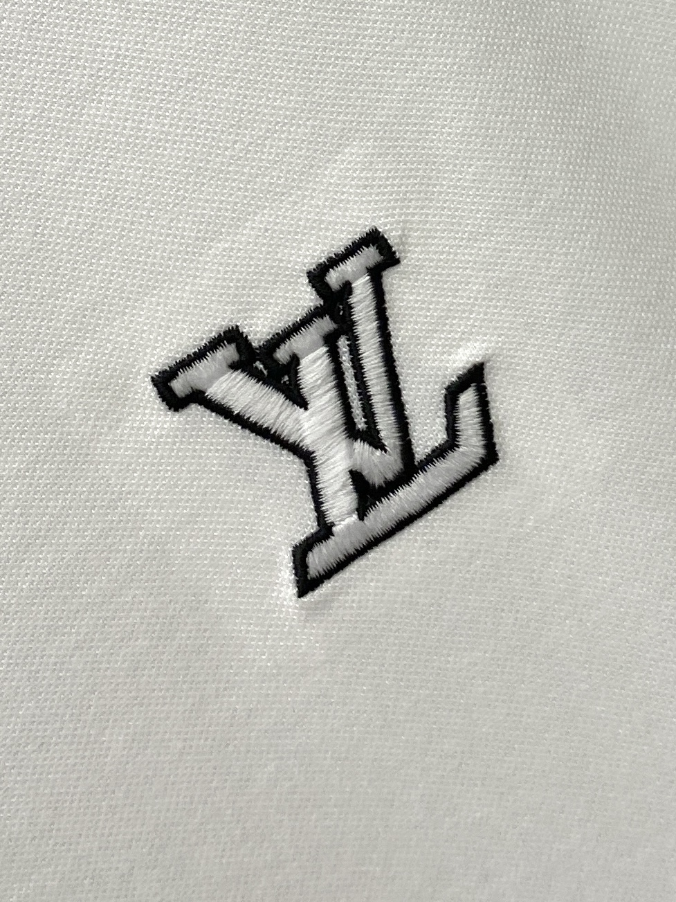 路易威登、2026新品短袖T恤，帅气时尚，胸前精致刺绣字母logo，简约百搭款。面料棉 不仅挺括，保持潮