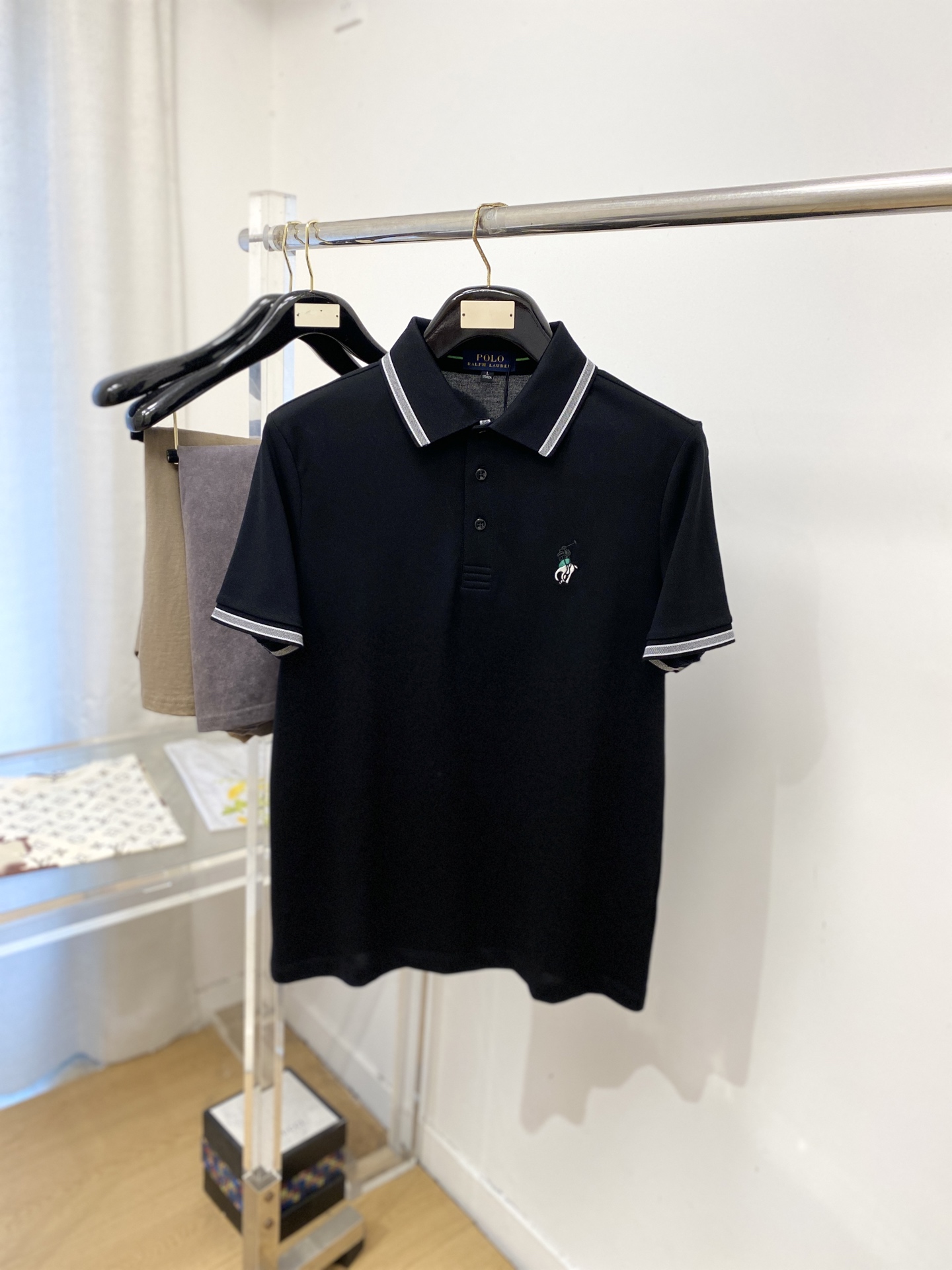 Loro Piana、2026新品短袖T恤，帅气时尚，胸前精致刺绣图案logo，简约百搭款。面料棉 不仅