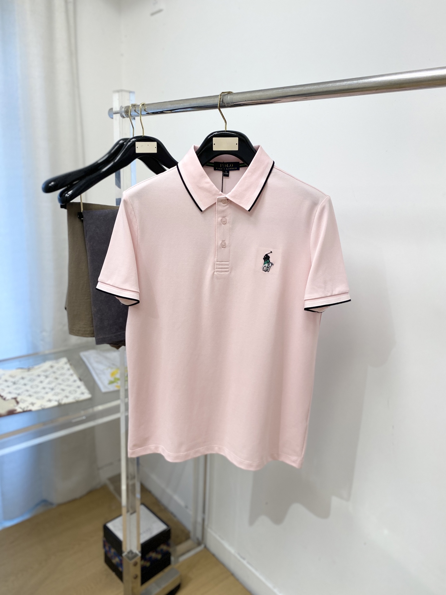 Loro Piana、2026新品短袖T恤，帅气时尚，胸前精致刺绣图案logo，简约百搭款。面料棉 不仅