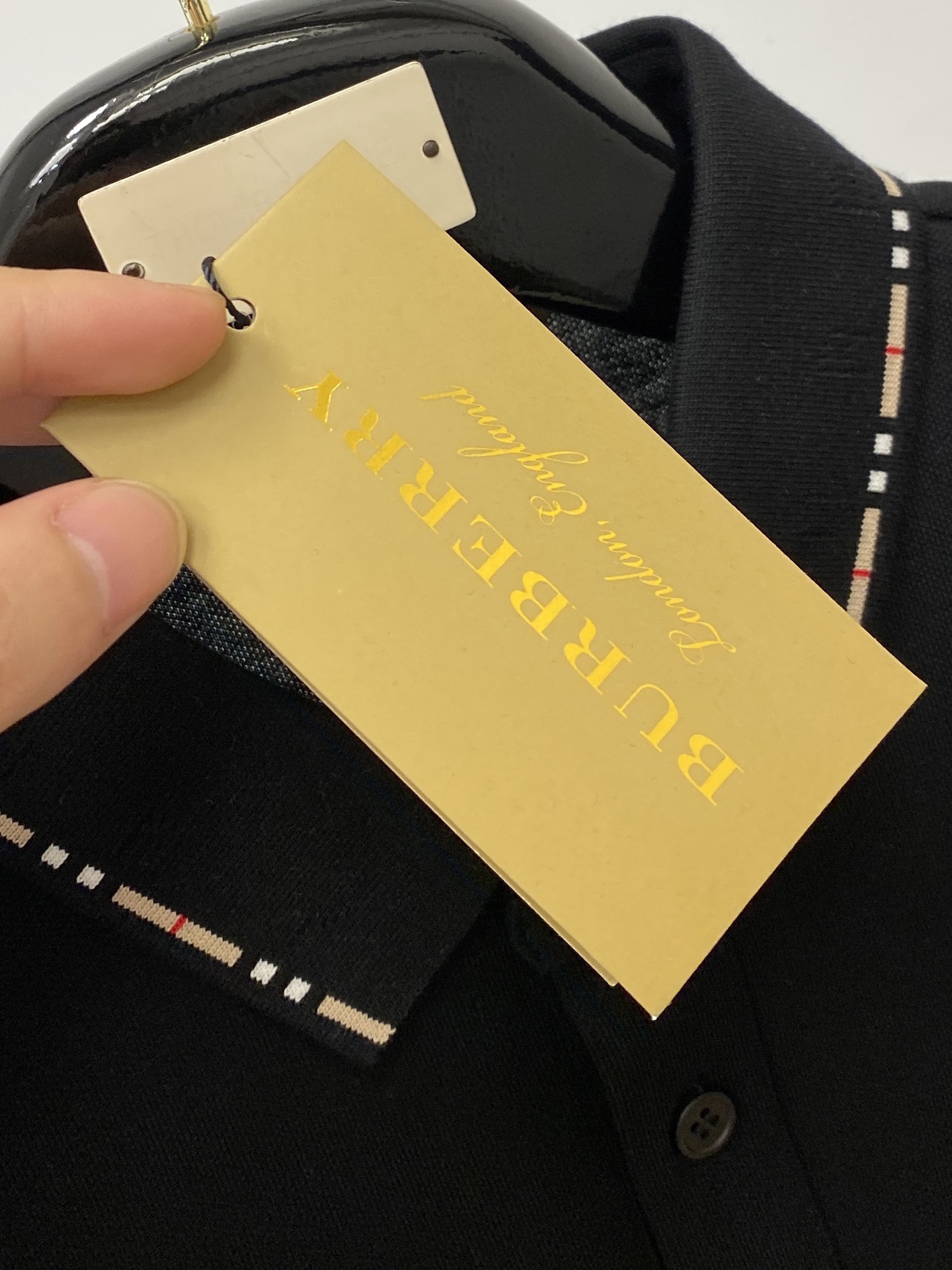 巴宝莉、2026新品短袖T恤，帅气时尚，胸前精致刺绣字母logo，简约百搭款。面料棉 不仅挺括，保持潮流